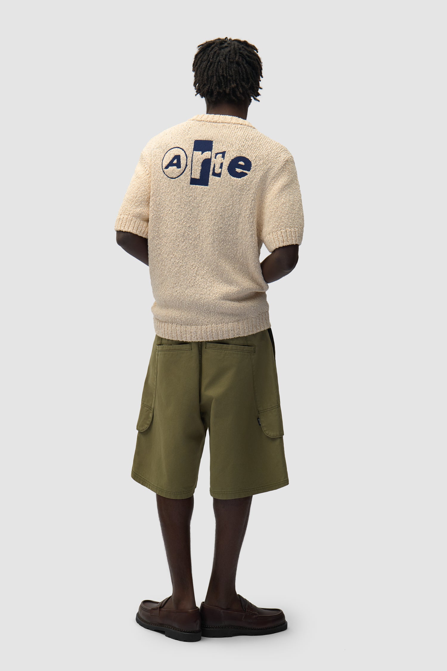 T-shirt en maille graphique dos crème porté par un mannequin, vue arrière intégrale