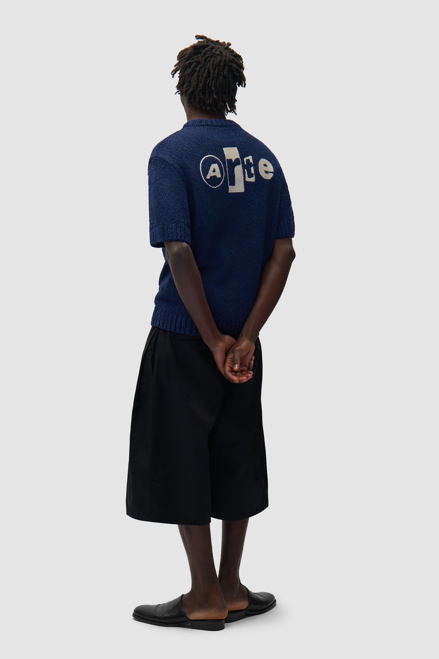 T-shirt en maille avec motif graphique au dos, couleur bleu marine, porté par un mannequin, vue de dos en pied