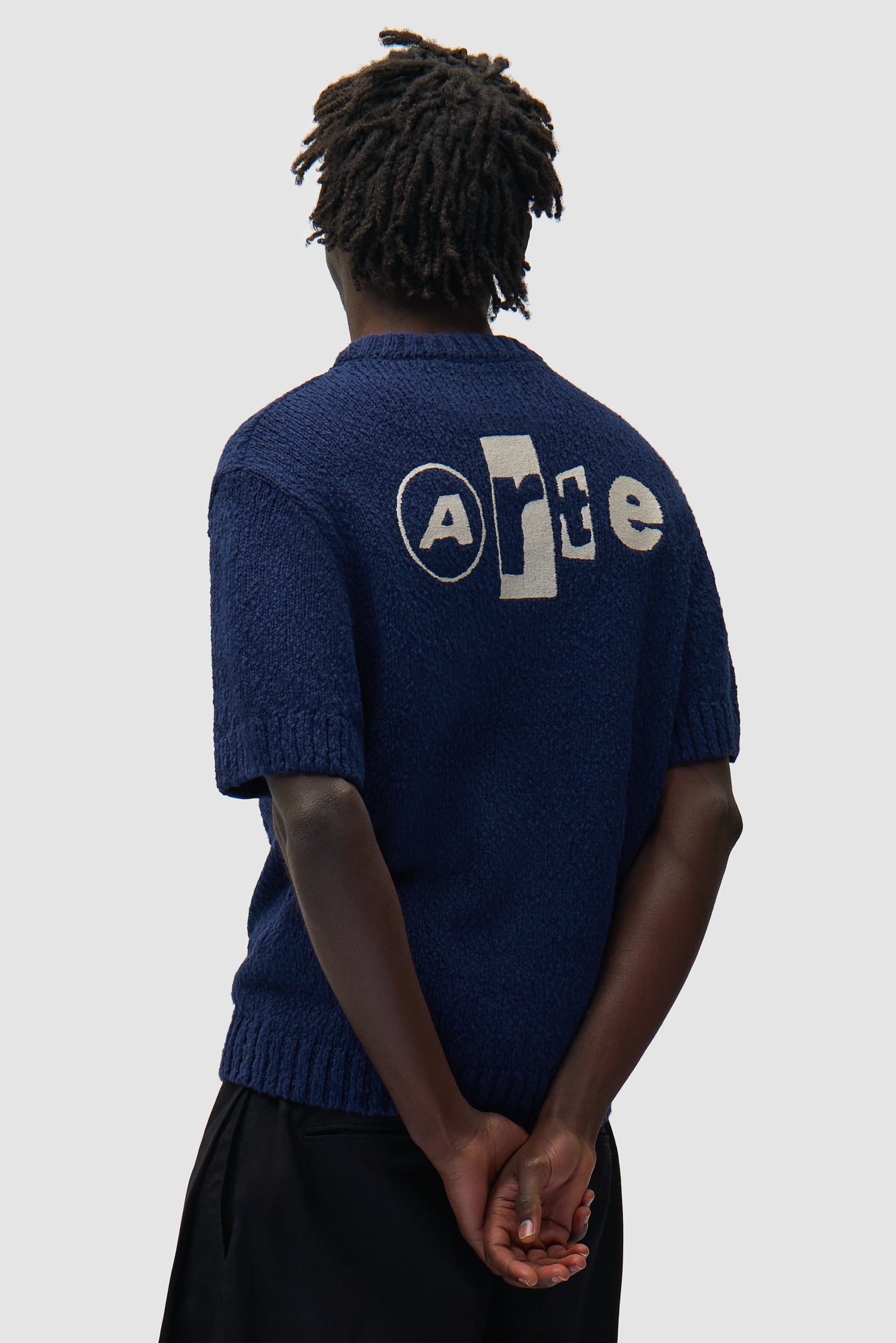 T-shirt en maille avec motif graphique au dos, couleur bleu marine, porté par un mannequin, vue de dos à mi-corps.