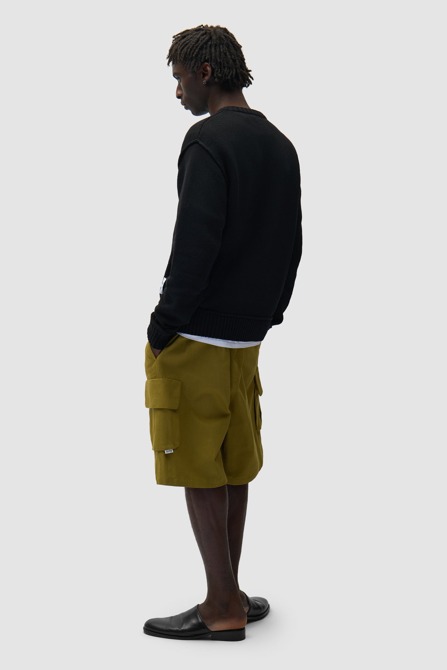 Étiquette réversible Tricot noir porté par un mannequin, vue arrière intégrale