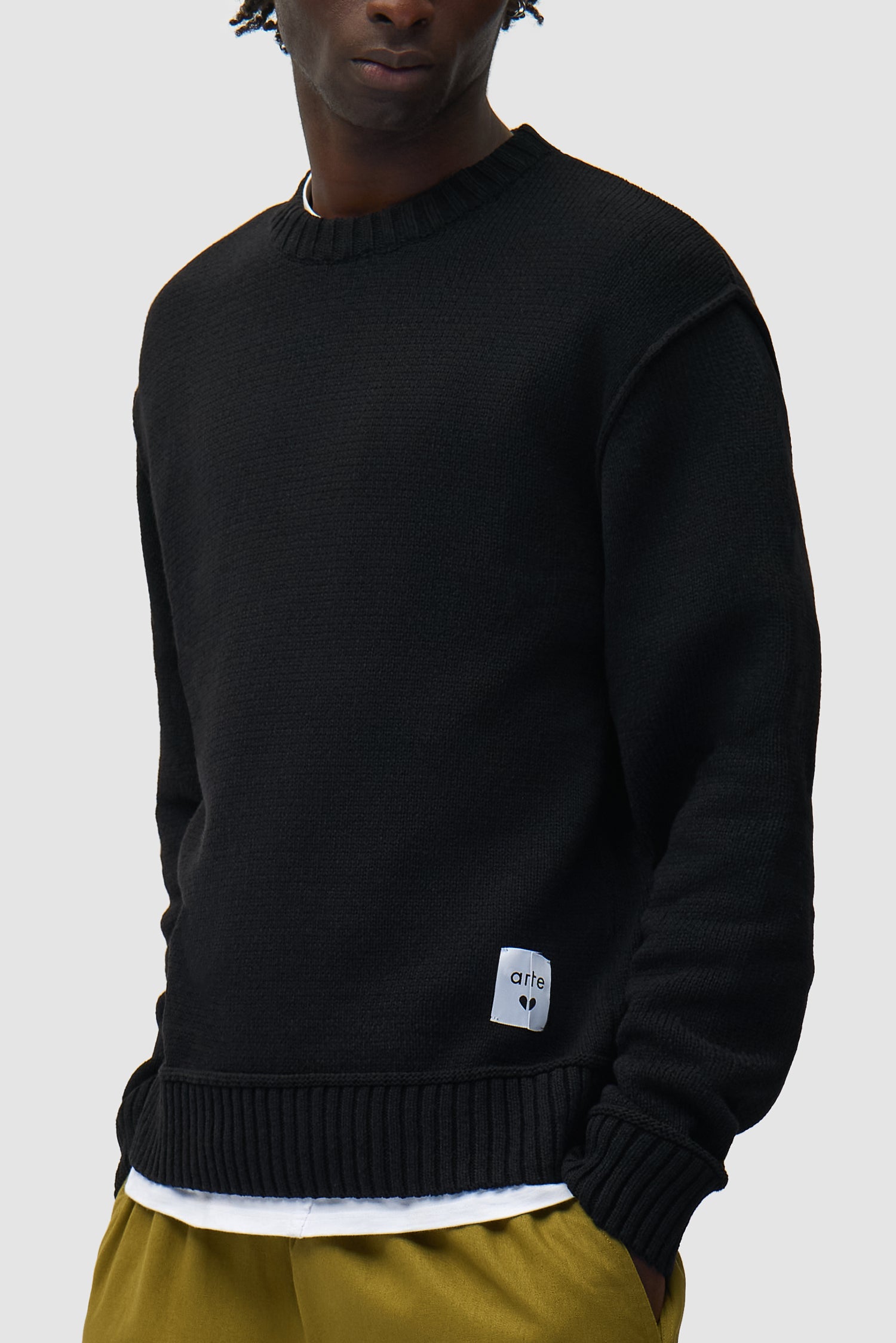 Étiquette réversible Tricot noir porté par un mannequin, vue détaillée du demi-corps