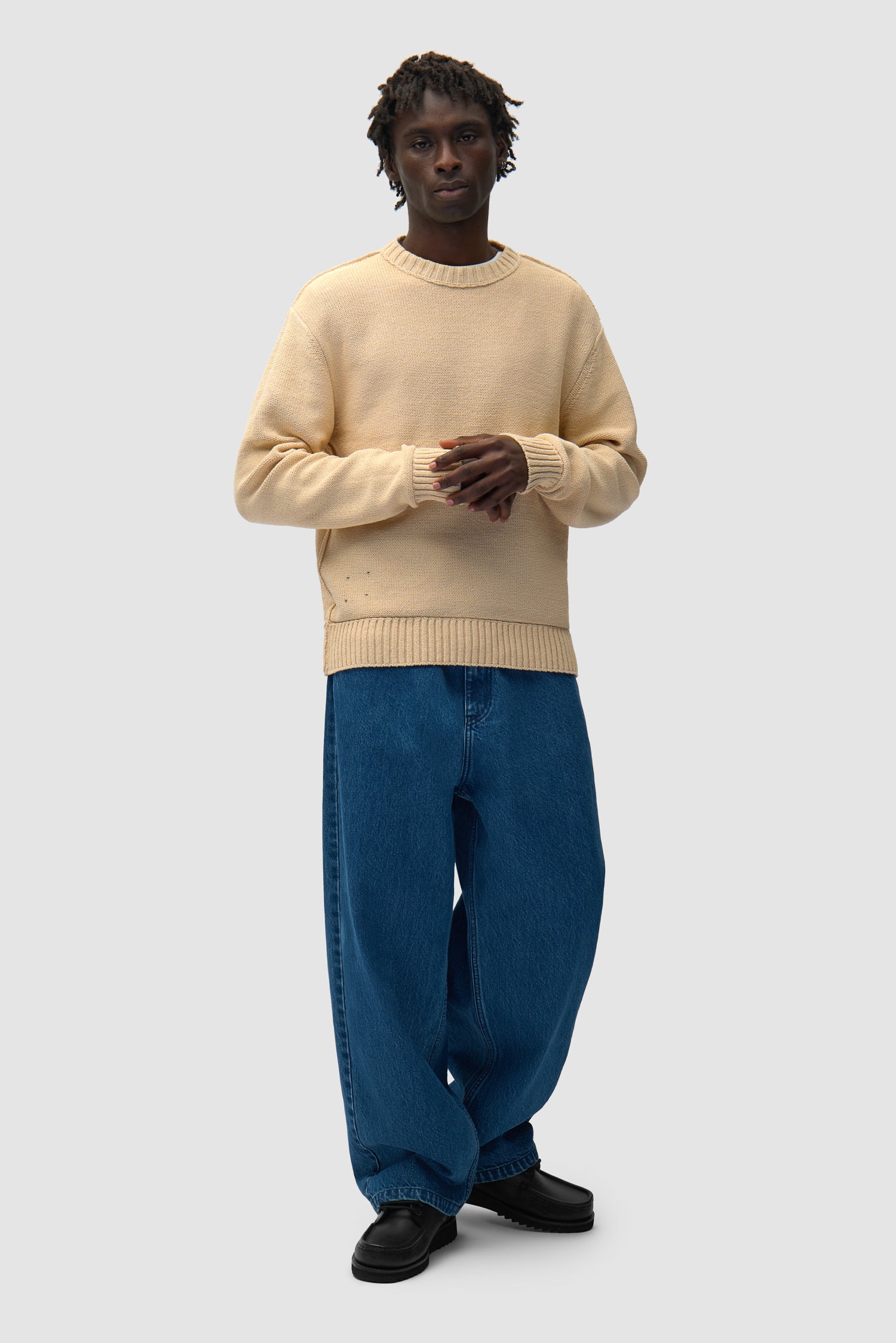 Étiquette réversible Tricot crème Réversible porté par un mannequin, vue de face en pied