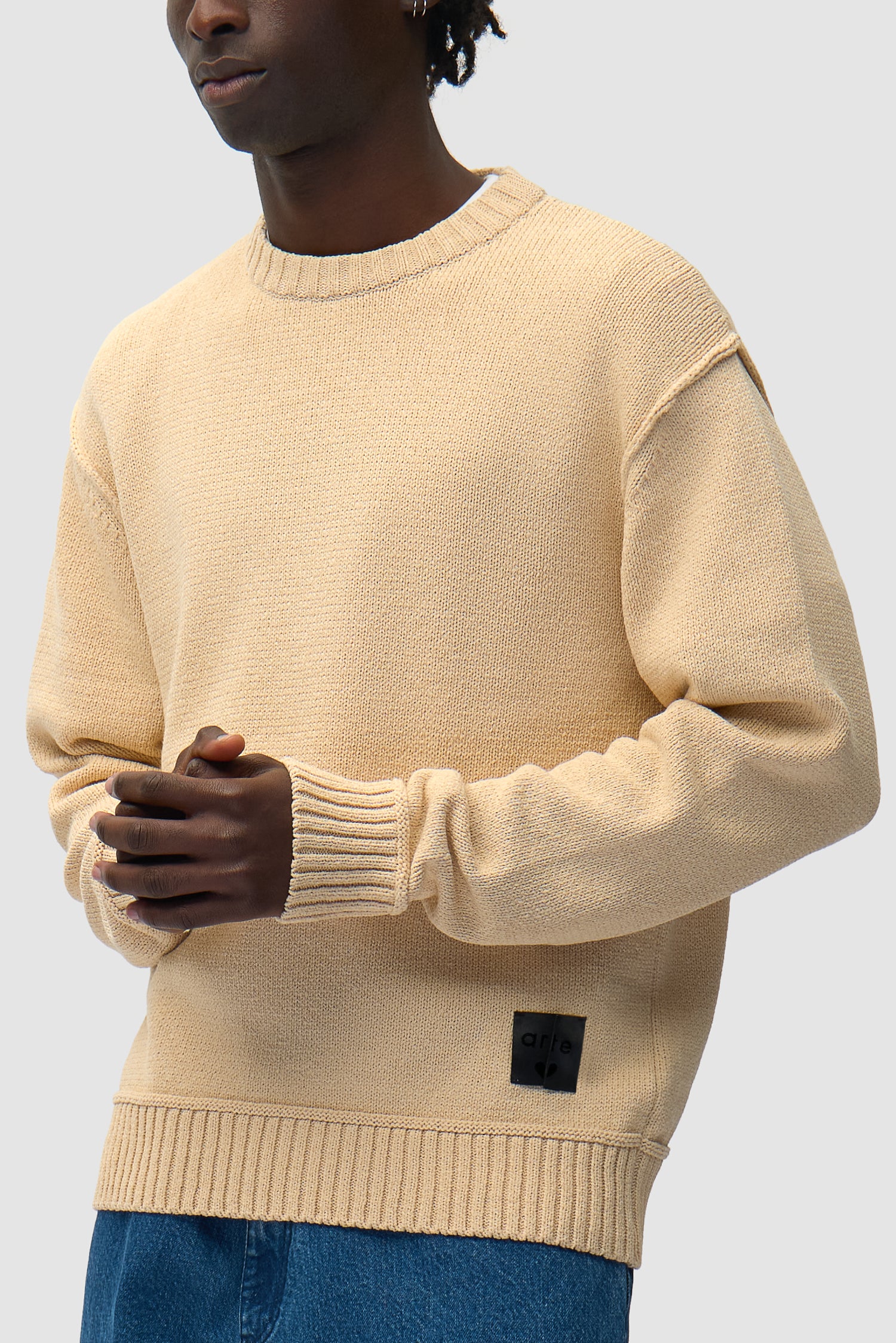 Étiquette réversible Tricot couleur crème porté par un mannequin, vue détaillée du demi-corps