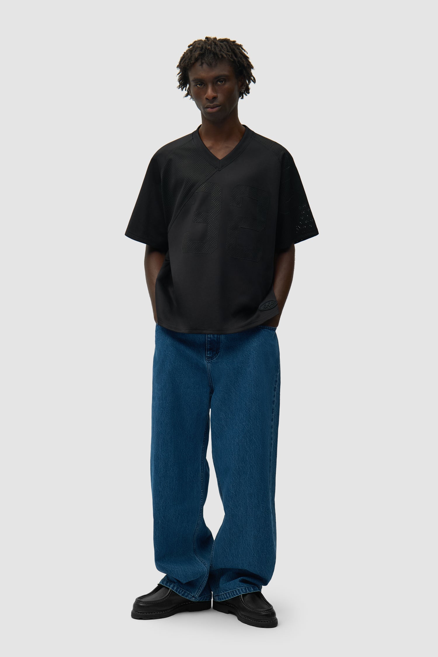 Maillot noir 32 porté par un mannequin, vue de face en pied