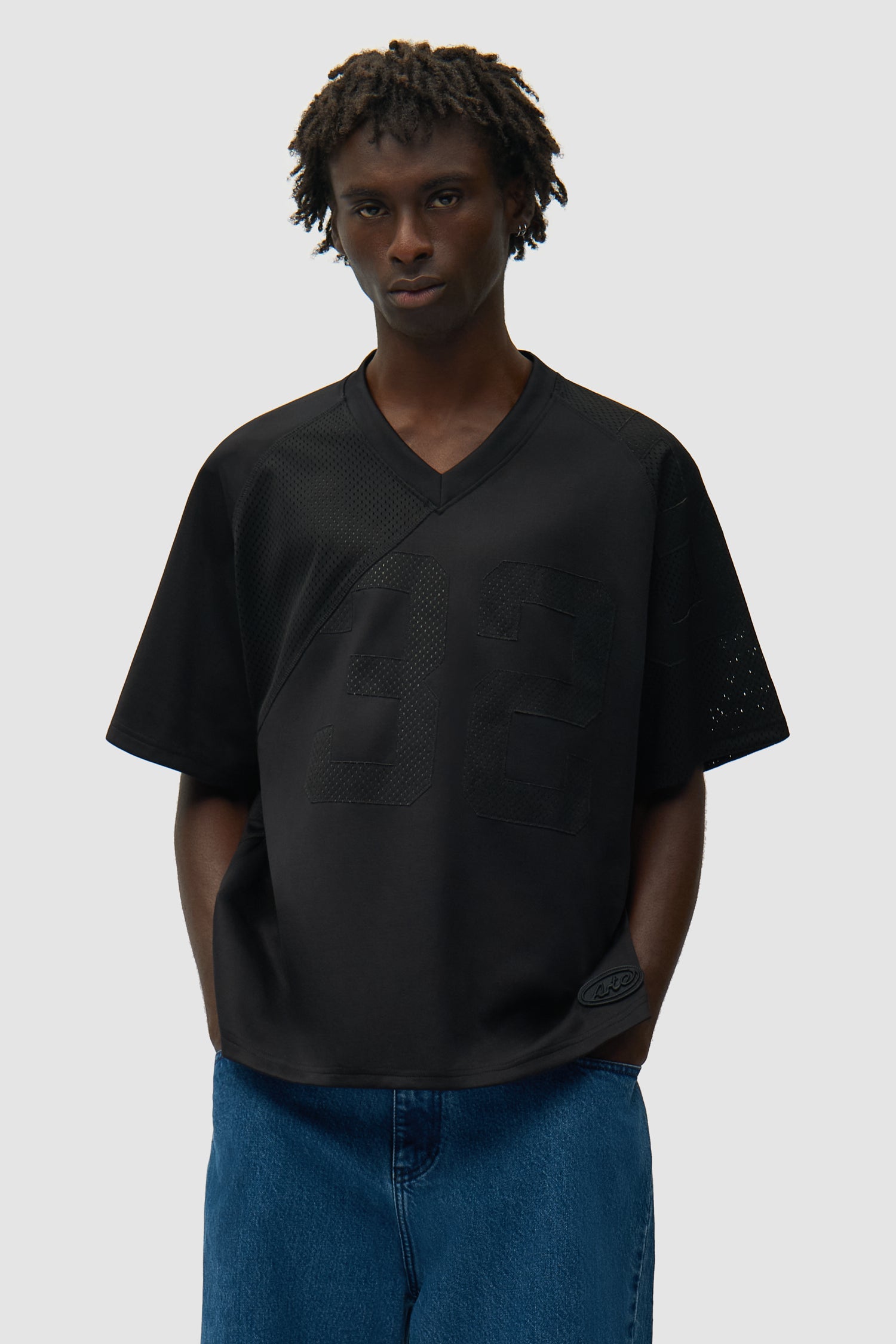 32 Jersey noir porté par un mannequin, vue de face à mi-corps