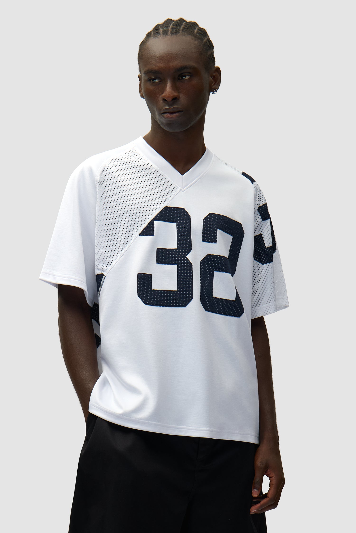 Maillot 32 bleu marine/blanc porté par un mannequin, vue de face en demi-corps