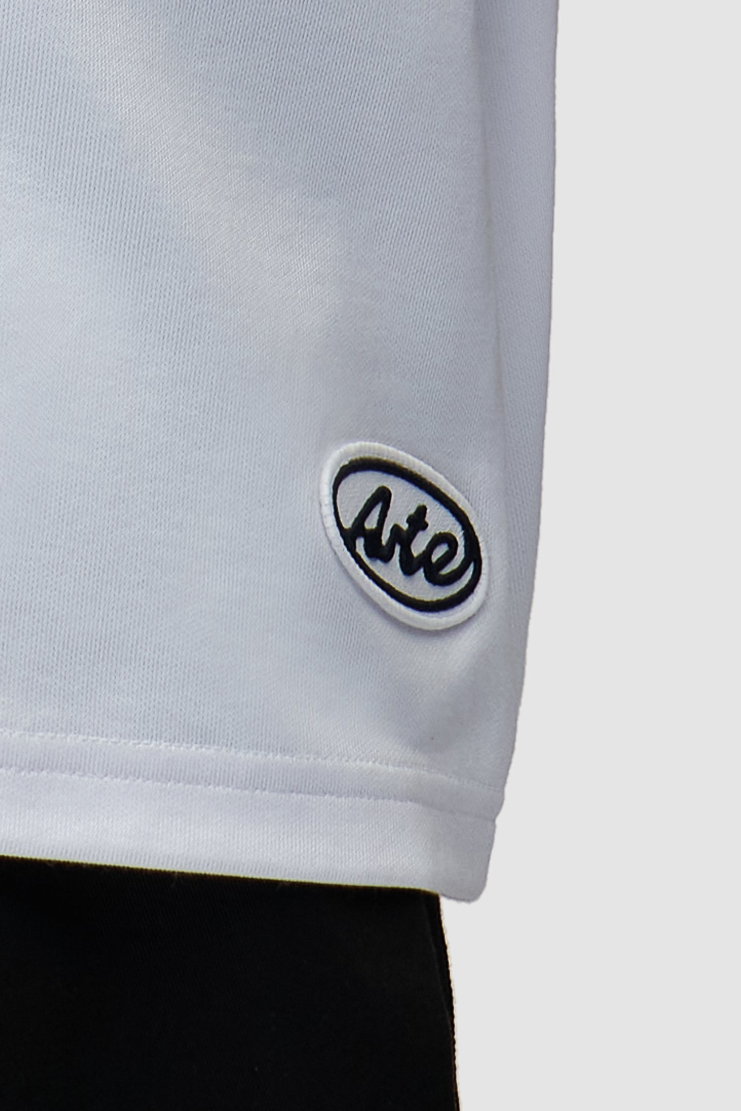 Vue détaillée du modèle 32 Jersey en bleu marine/blanc, avec logo sur le devant