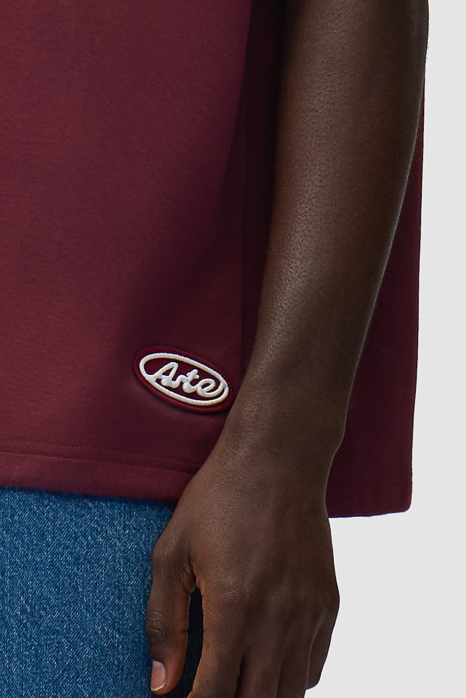 Vue détaillée du modèle 32 Jersey en blanc/bordeaux, avec logo sur le devant