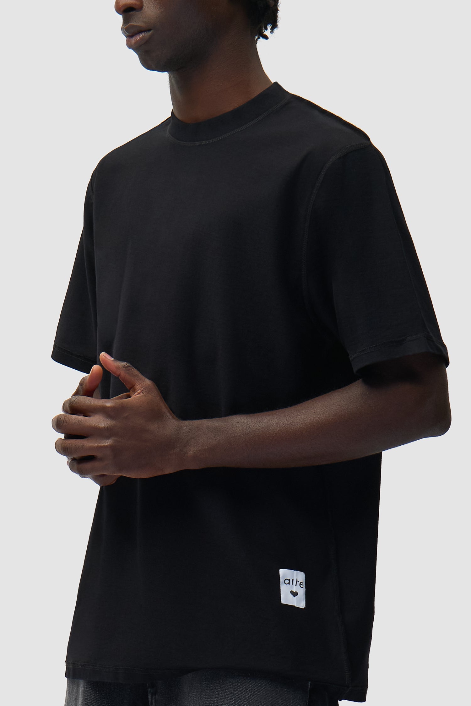 T-shirt réversible noir porté par un mannequin, vue détaillée du haut du corps