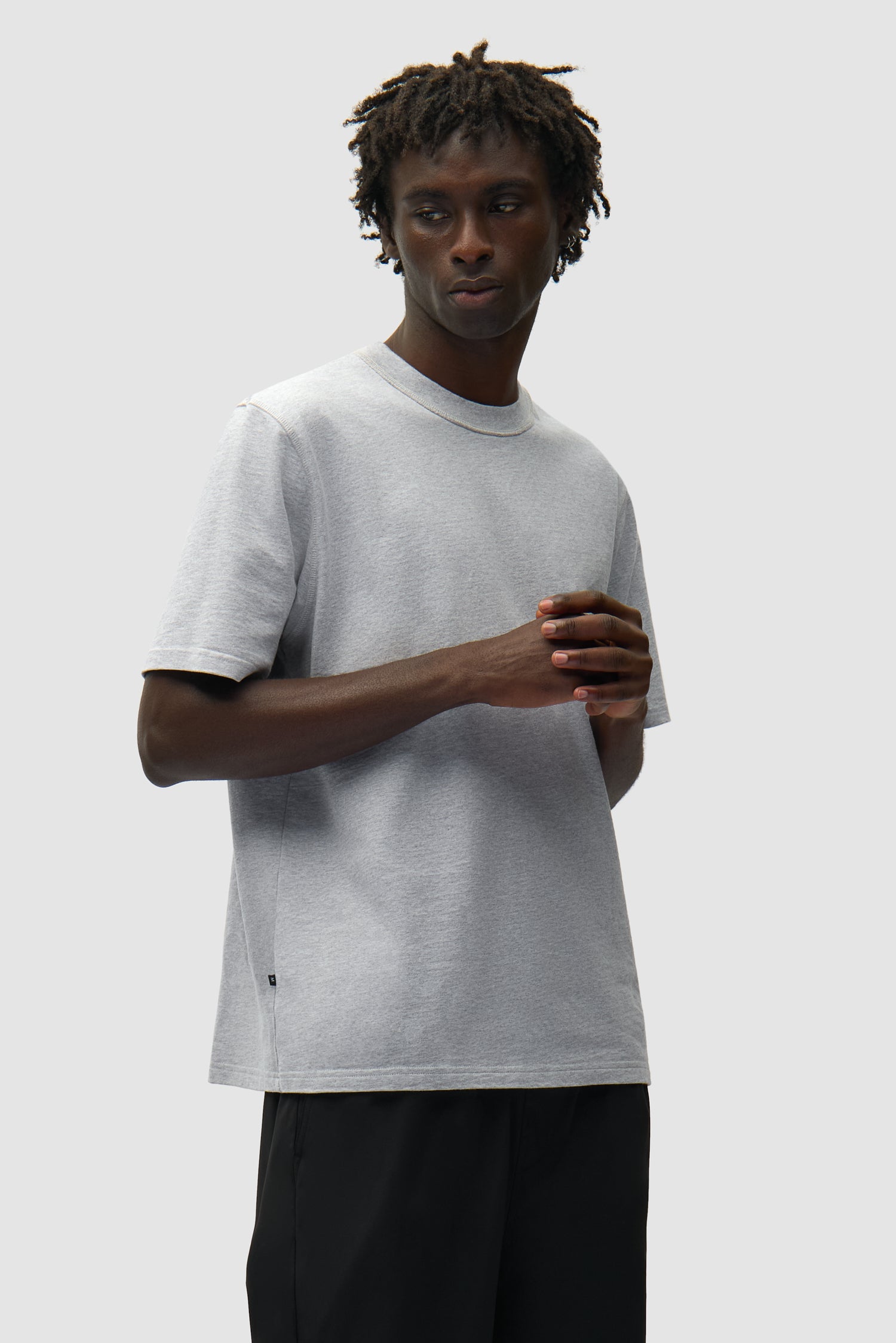 T-shirt réversible gris inversé porté par un mannequin, vue de face à mi-corps