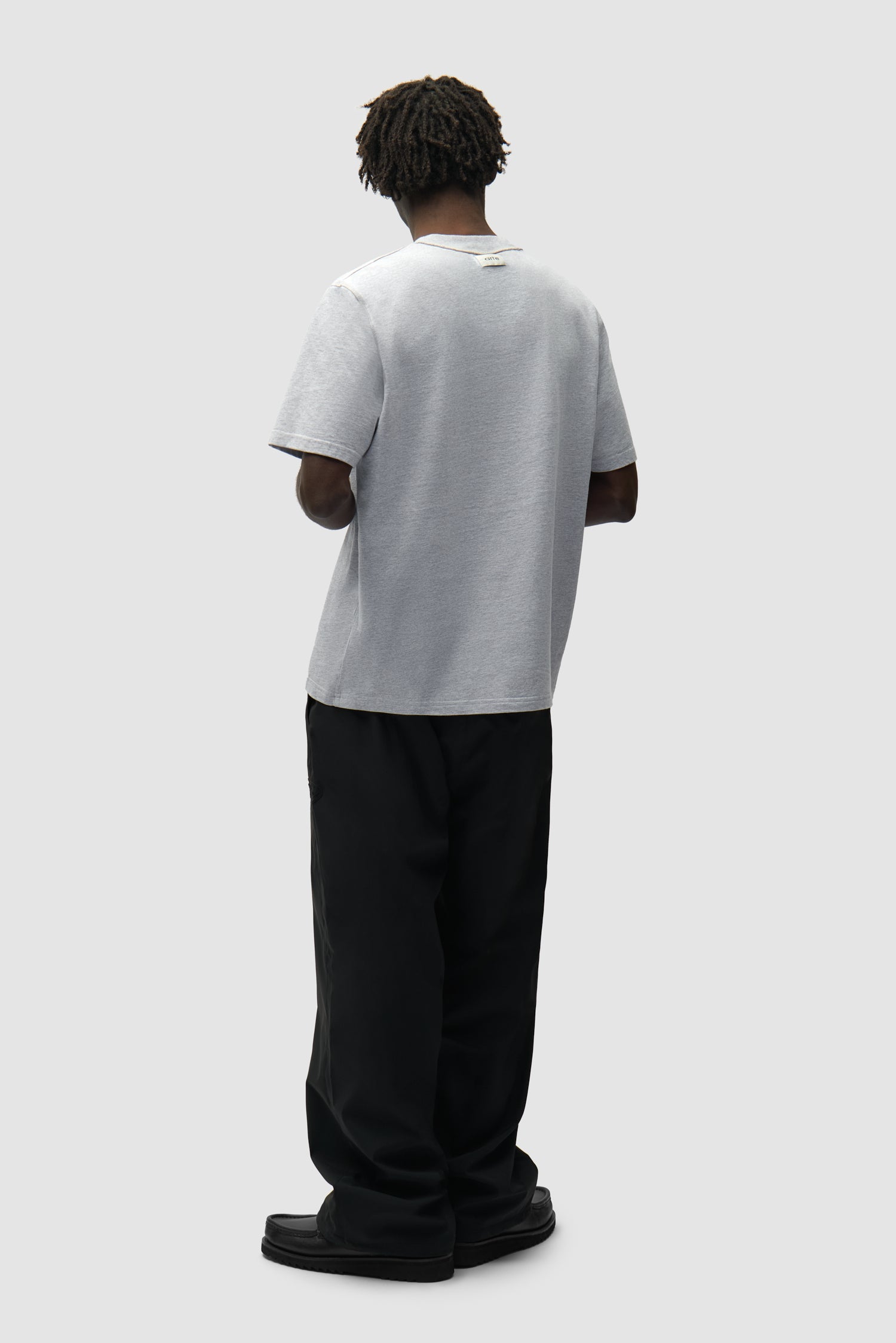 T-shirt réversible gris porté par un mannequin, vue arrière intégrale