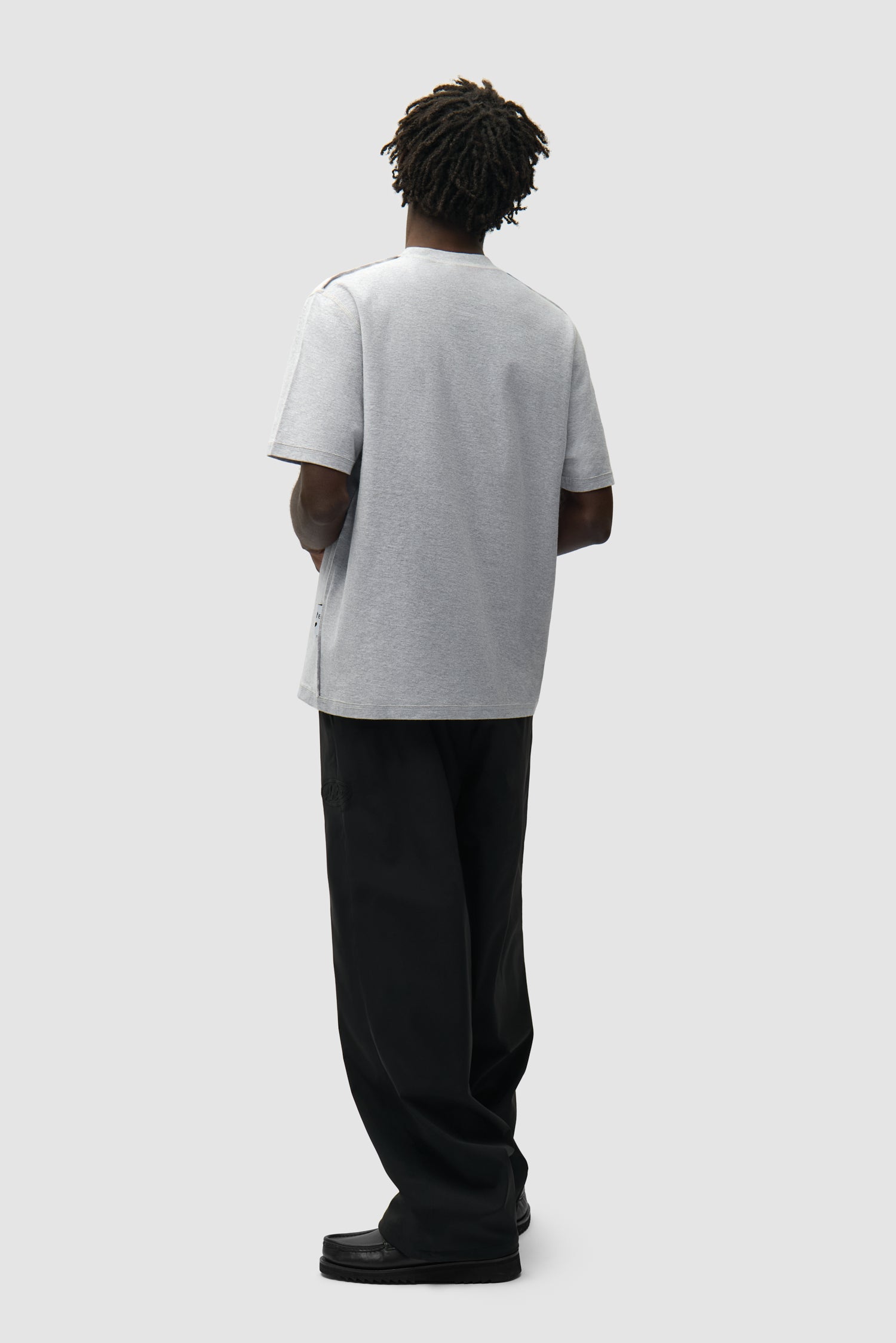 T-shirt réversible gris porté par un mannequin, vue arrière intégrale