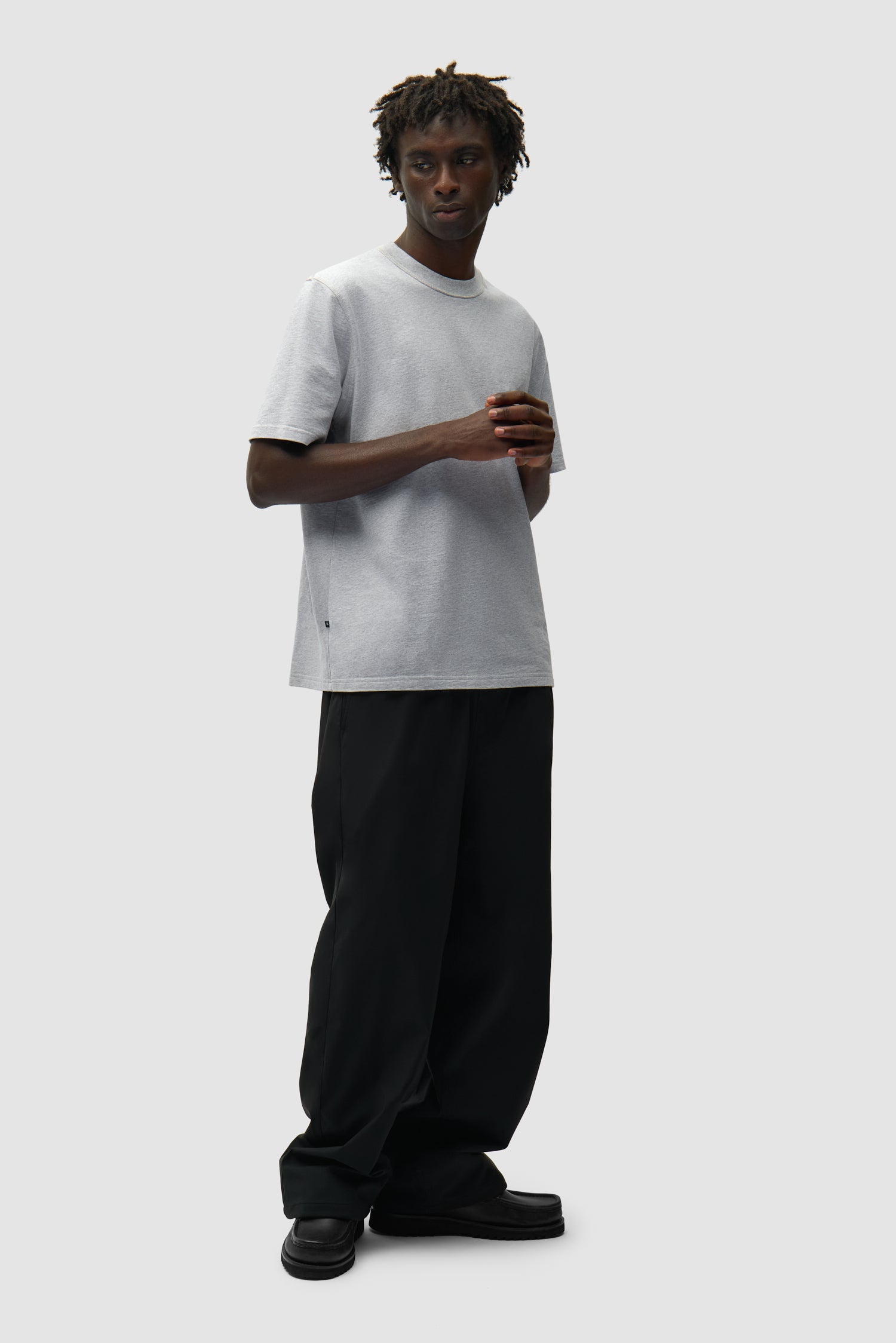 T-shirt réversible gris porté par un mannequin, vue de face en pied