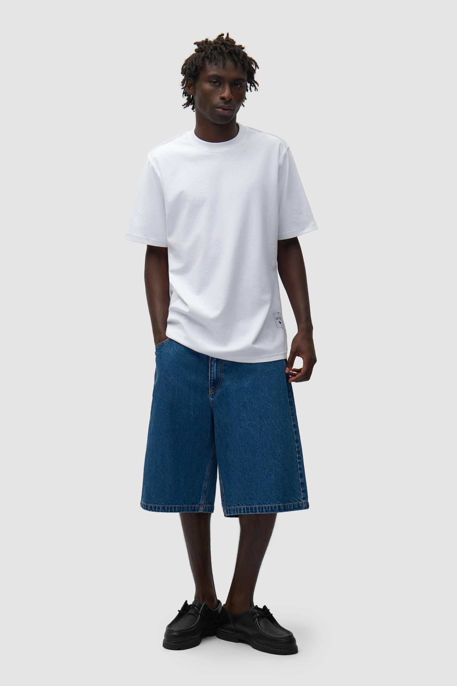 T-shirt réversible blanc porté par un mannequin, vue de face en pied