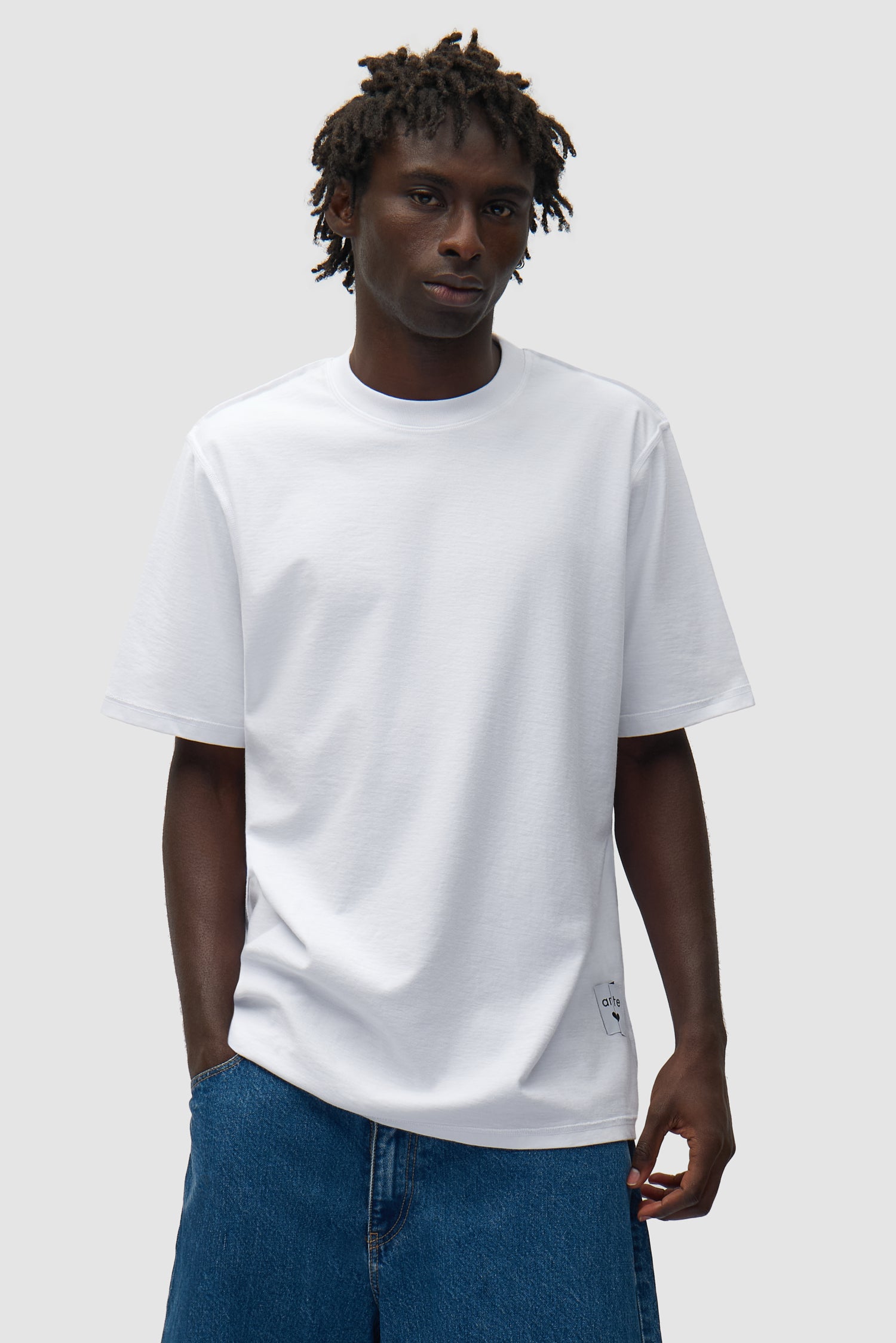 T-shirt réversible blanc porté par un mannequin, vue de face en demi-corps