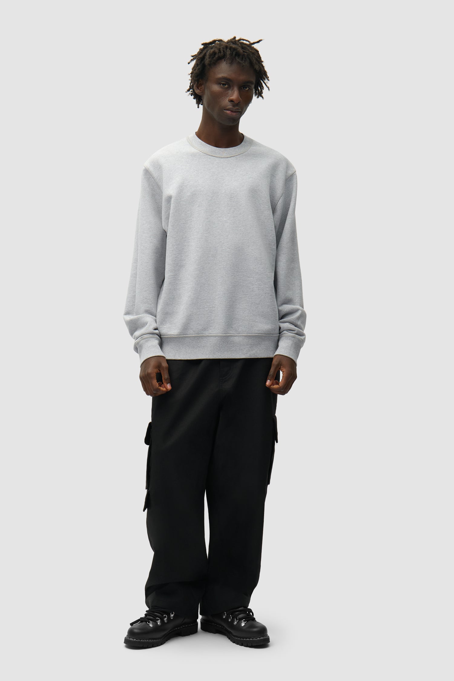 Étiquette réversible Sweat à col rond gris porté par un mannequin, vue de face en pied