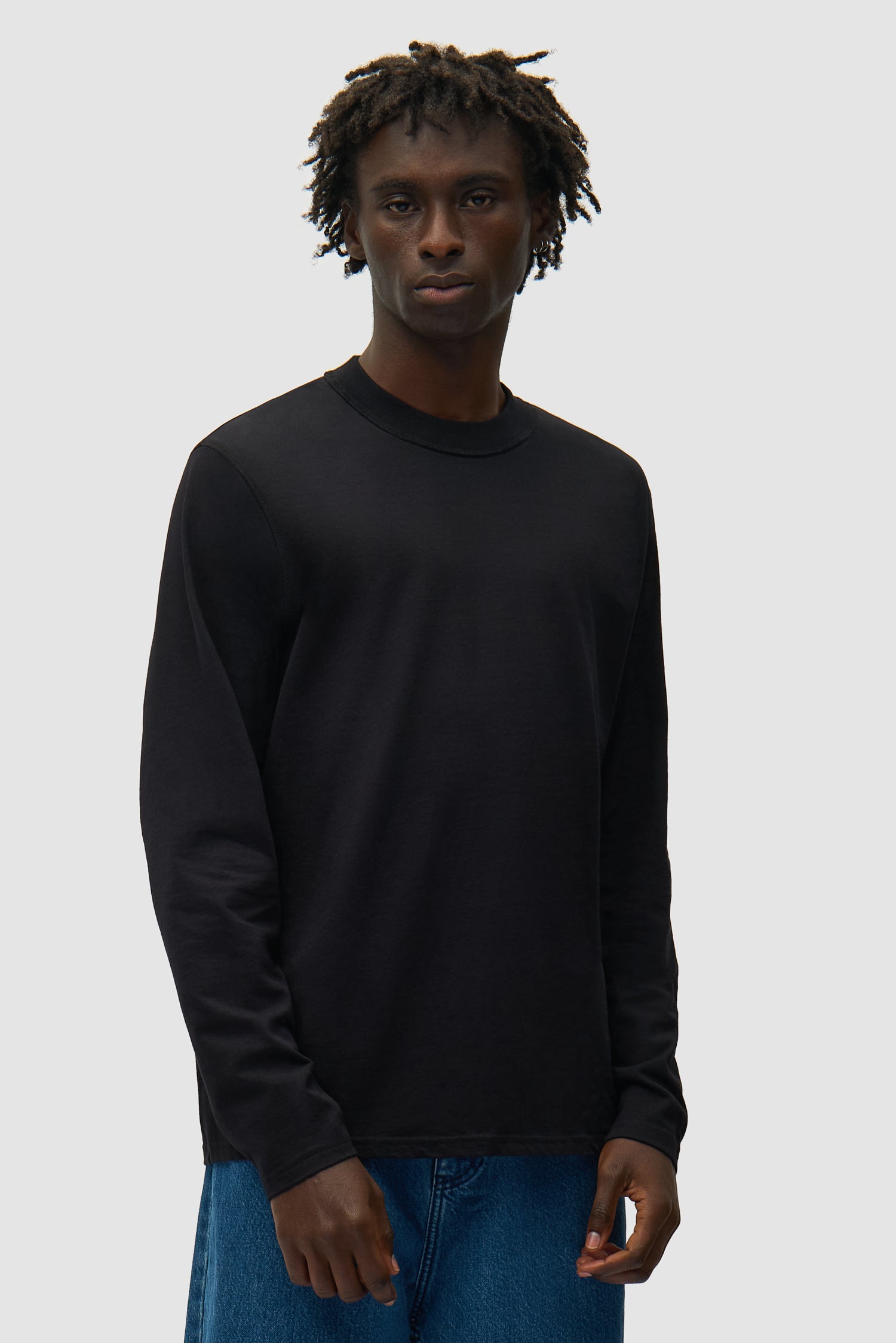 T-shirt à manches longues réversible noir porté à l'envers par un mannequin, vue de face à mi-corps