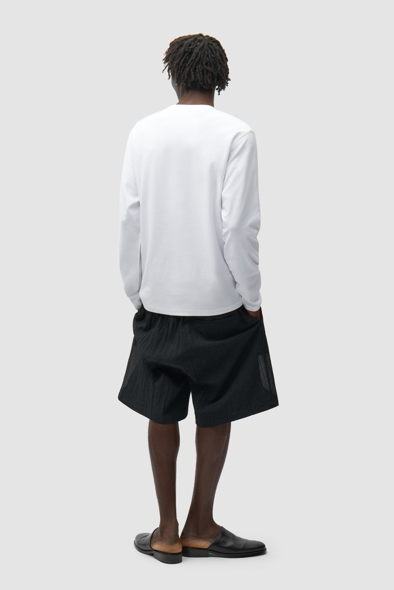 T-shirt à manches longues réversible blanc porté par un mannequin, vue arrière intégrale