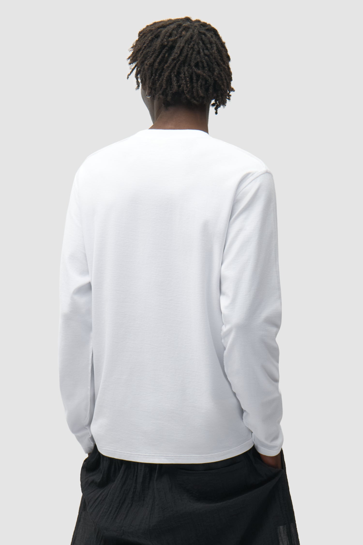 T-shirt à manches longues réversible blanc porté par un mannequin, vue de dos à mi-corps