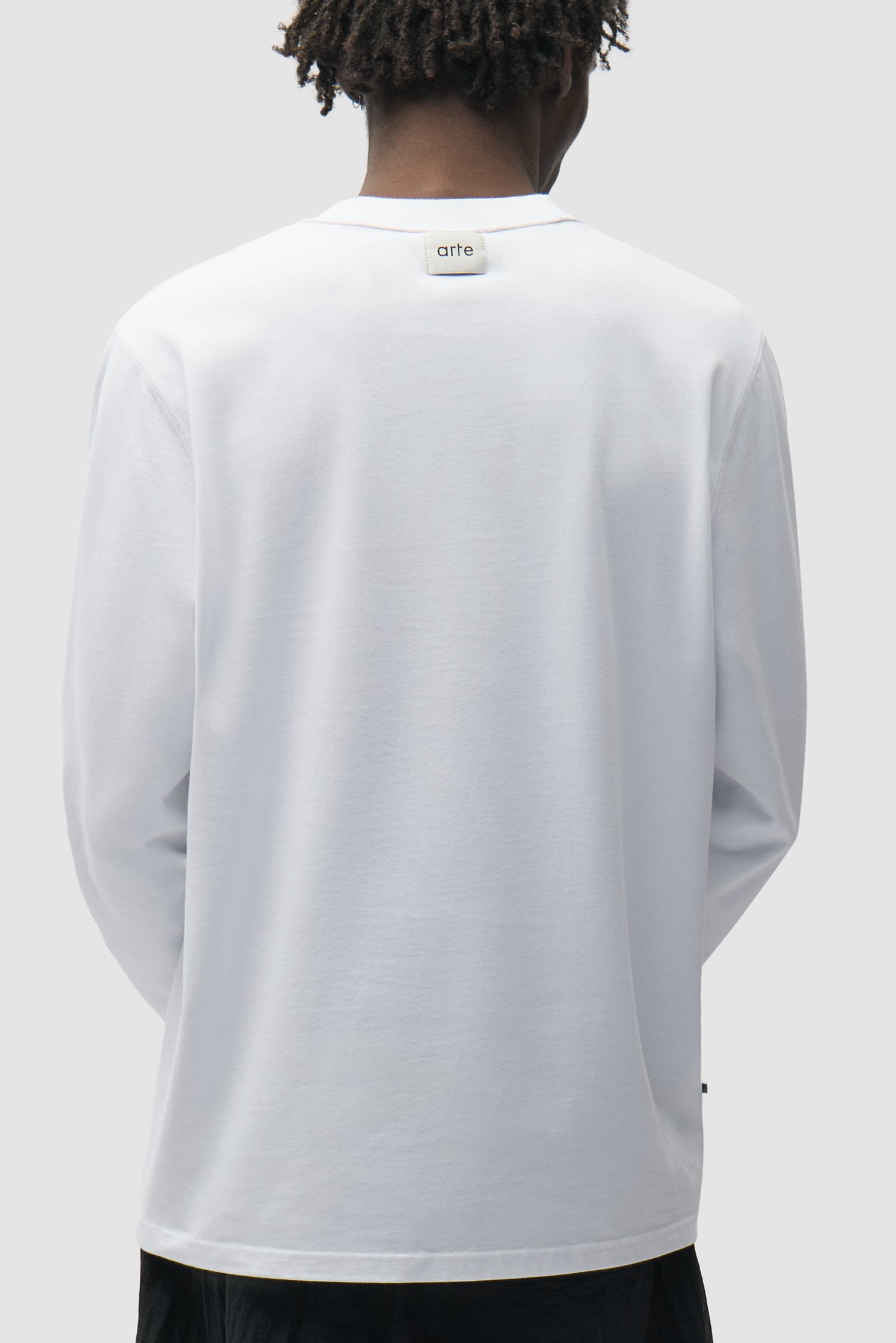 T-shirt à manches longues réversible blanc porté à l'envers par un mannequin, vue détaillée du demi-corps