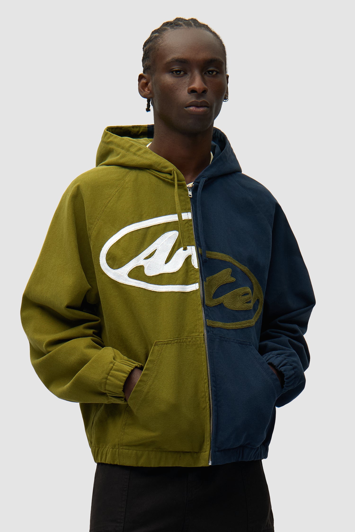Veste à capuche en toile avec logo divisé, bleu marine/vert, portée par un mannequin, vue de face en demi-corps