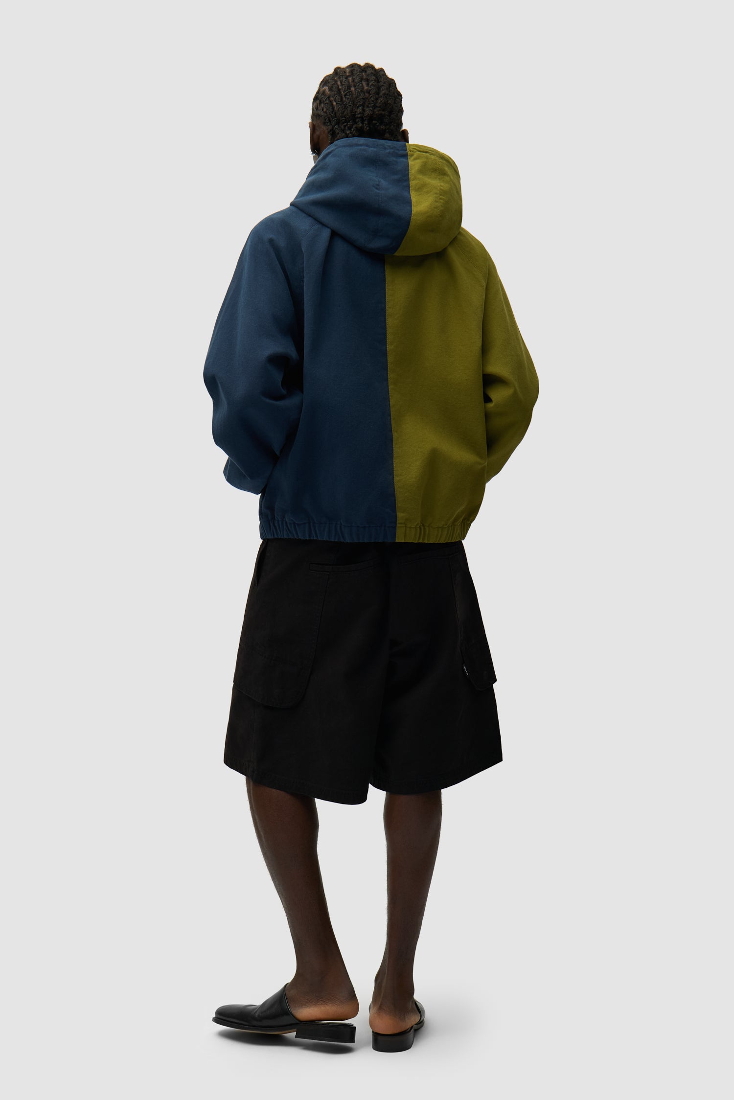 Veste à capuche en toile avec logo divisé, bleu marine/vert, portée par un mannequin, vue arrière intégrale