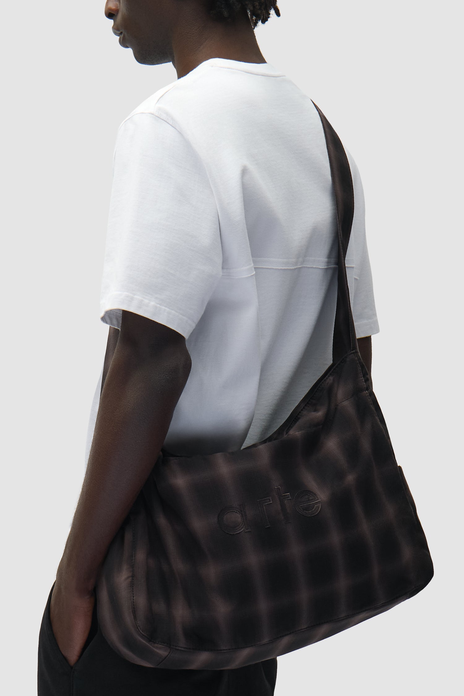 Grand sac à carreaux porté par un mannequin, vue de demi-corps