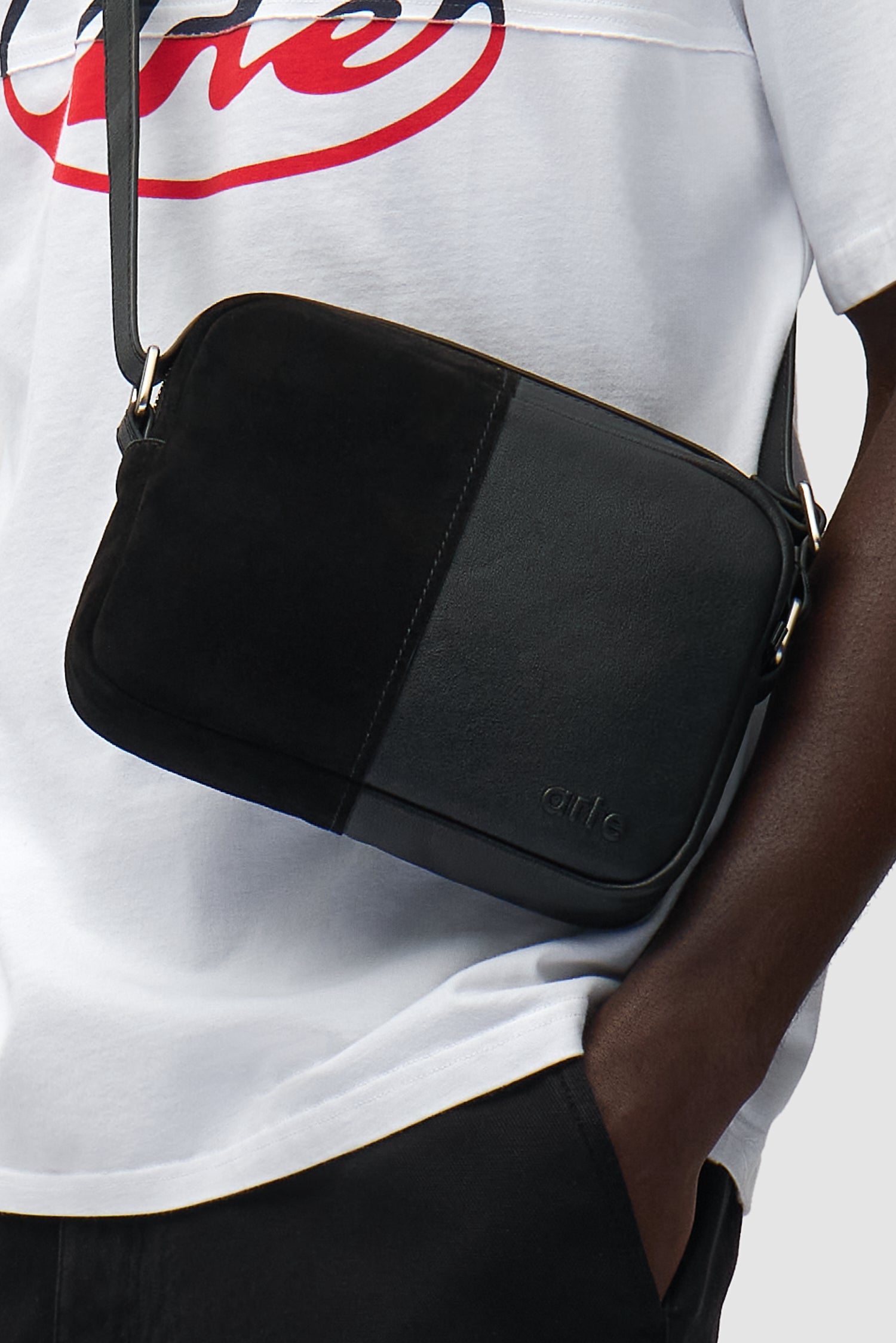 Sac Multi Leather Baka noir porté par un mannequin, vue de demi-corps