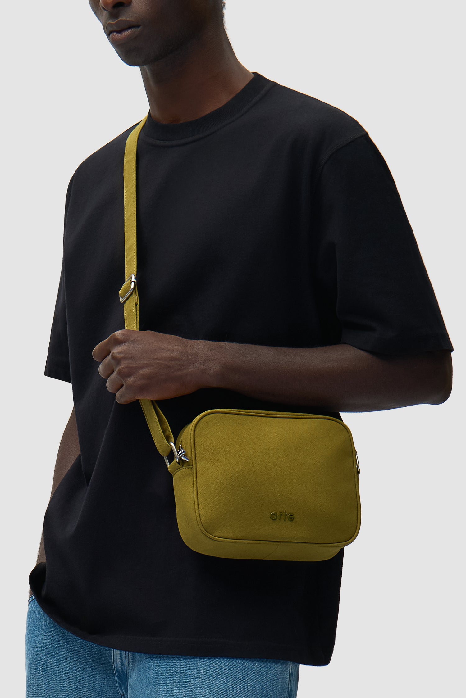 Sac Baka en lin vert porté par un mannequin, vue de demi-corps