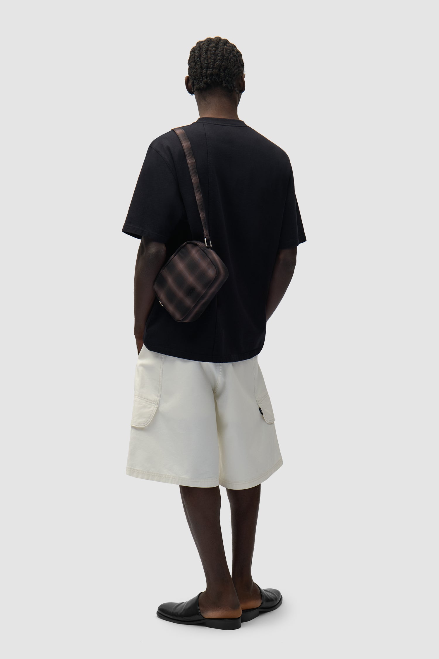 Sac Plaid Baka en tartan porté par un mannequin, vue de demi-corps