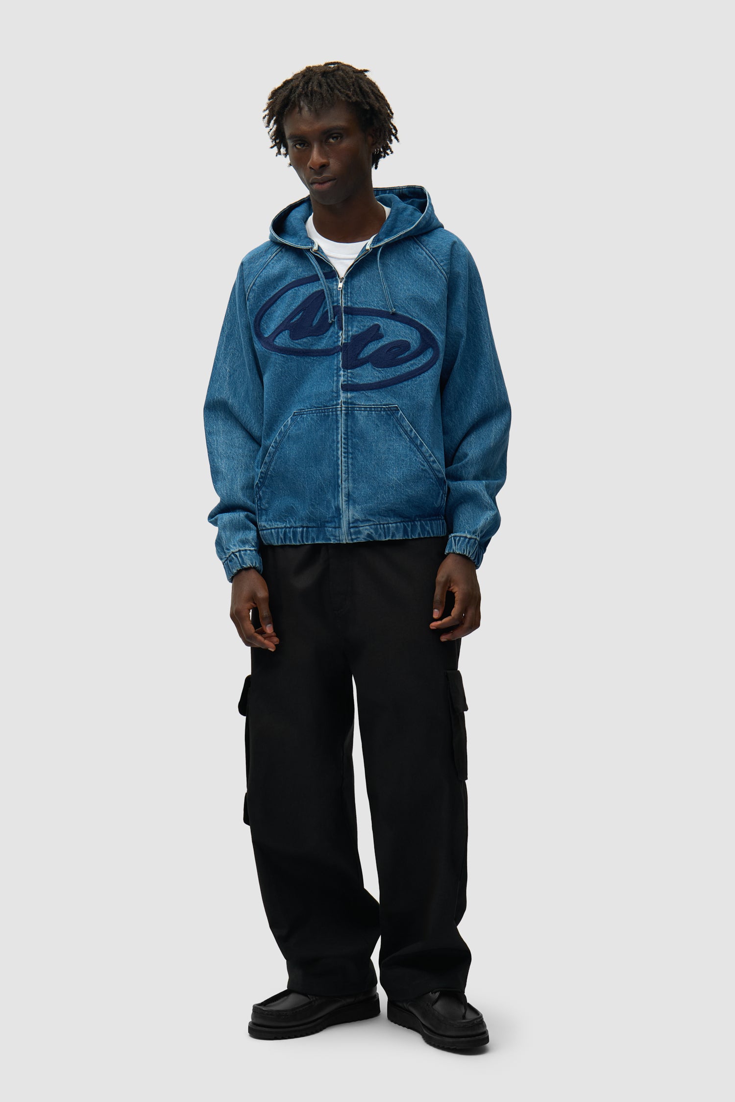 Veste à capuche en denim Split Logo bleu marine portée par un mannequin, vue de face en pied