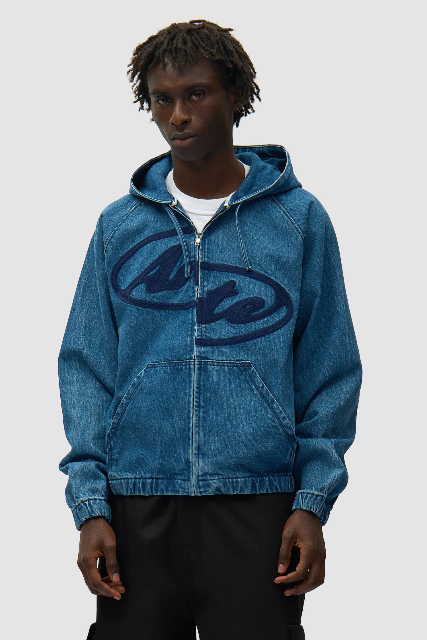 Veste à capuche en denim Split Logo bleu marine portée par un mannequin, vue de face en demi-corps