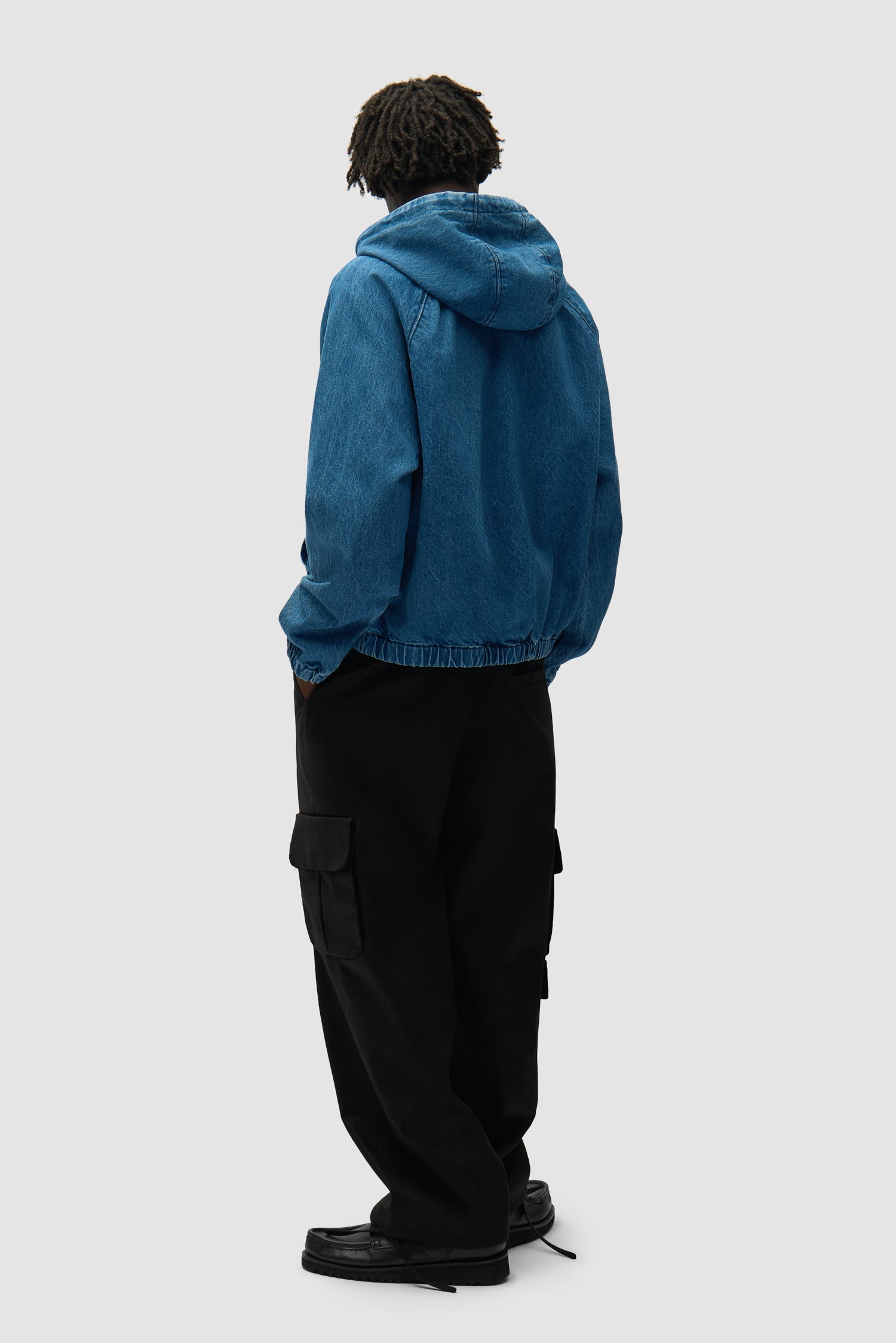 Veste à capuche en denim Split Logo bleu marine portée par un mannequin, vue arrière intégrale