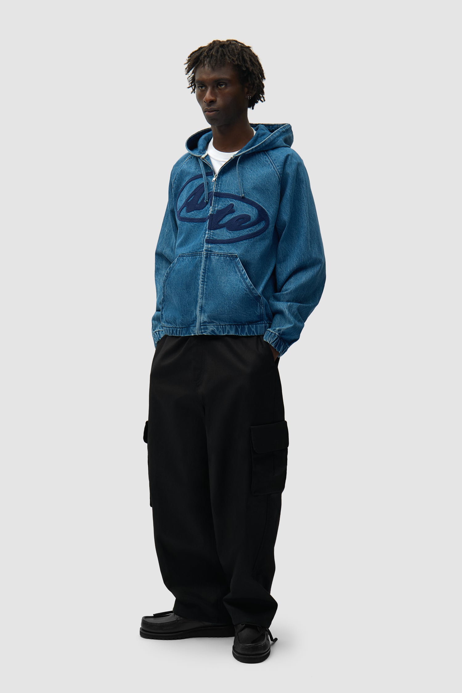 Veste à capuche en denim Split Logo bleu marine portée par un mannequin, vue de profil en pied