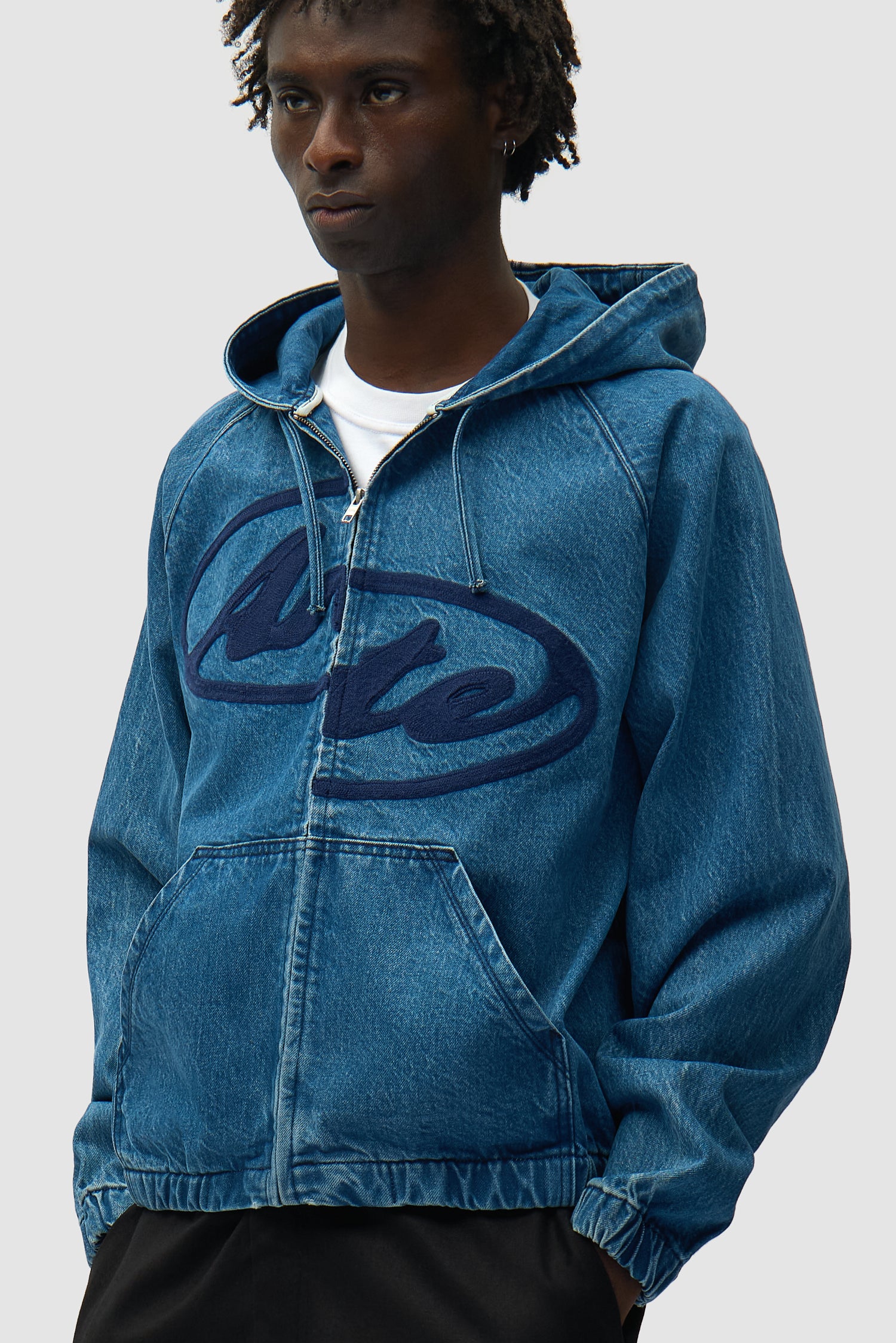 Veste à capuche en denim Split Logo bleu marine portée par un mannequin, vue détaillée du demi-corps