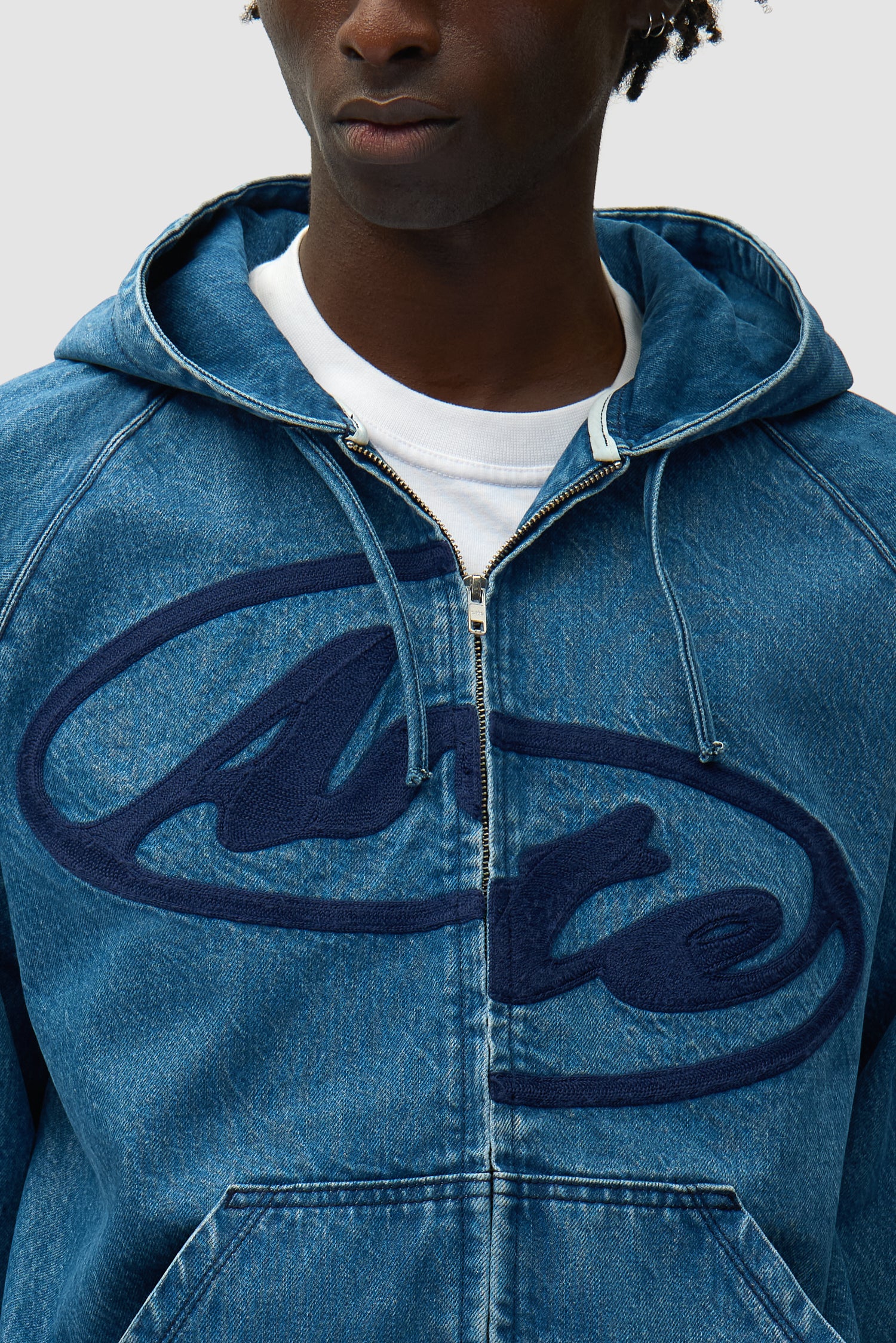 Vue détaillée de la veste à capuche en denim Split Logo, couleur bleu marine, avec logo sur le devant.