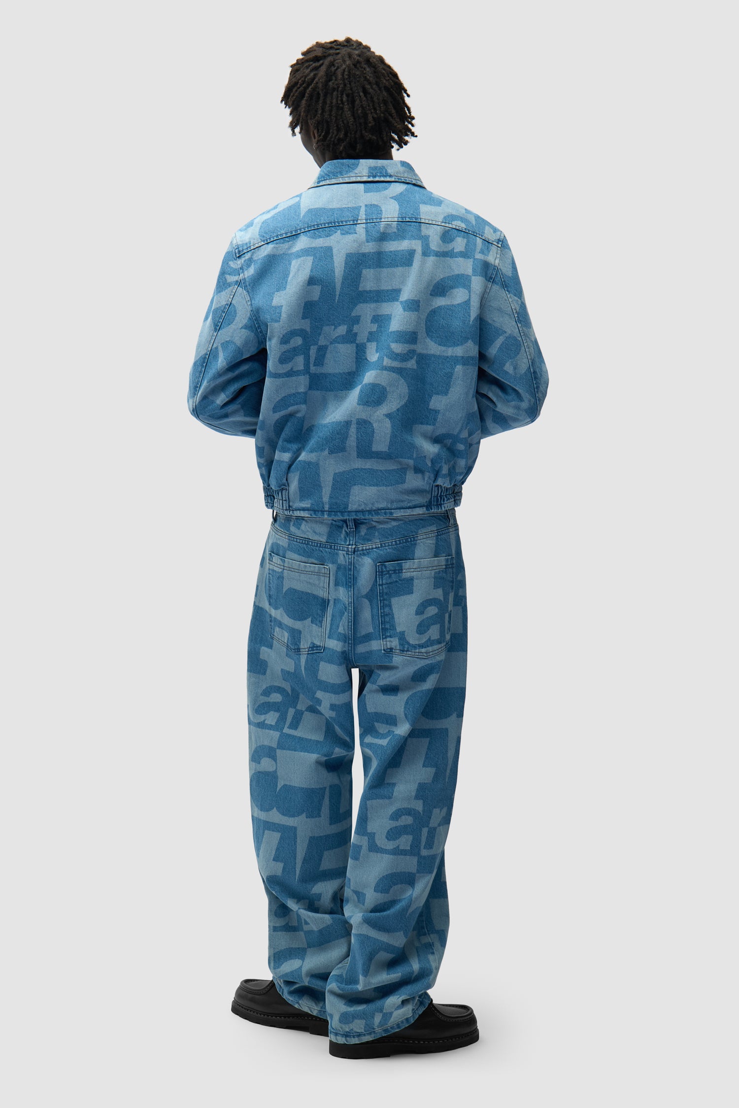 Veste en denim brut portée par un mannequin, vue arrière intégrale