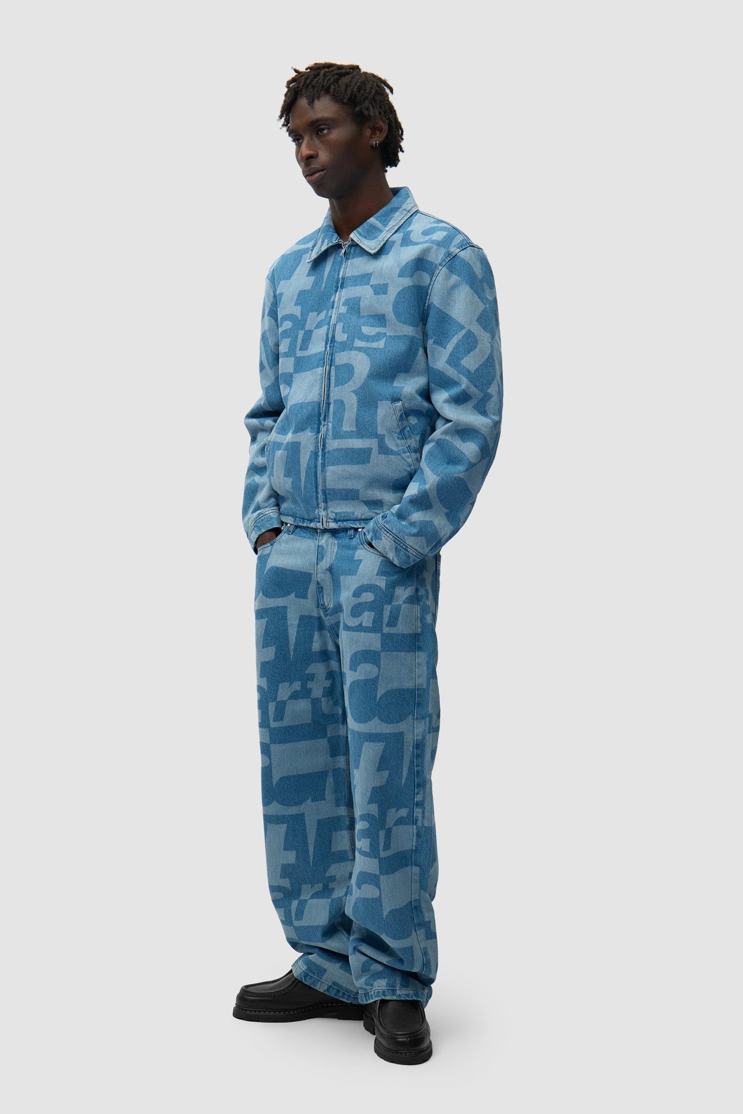 Veste en denim brut portée par un mannequin, vue de profil en pied