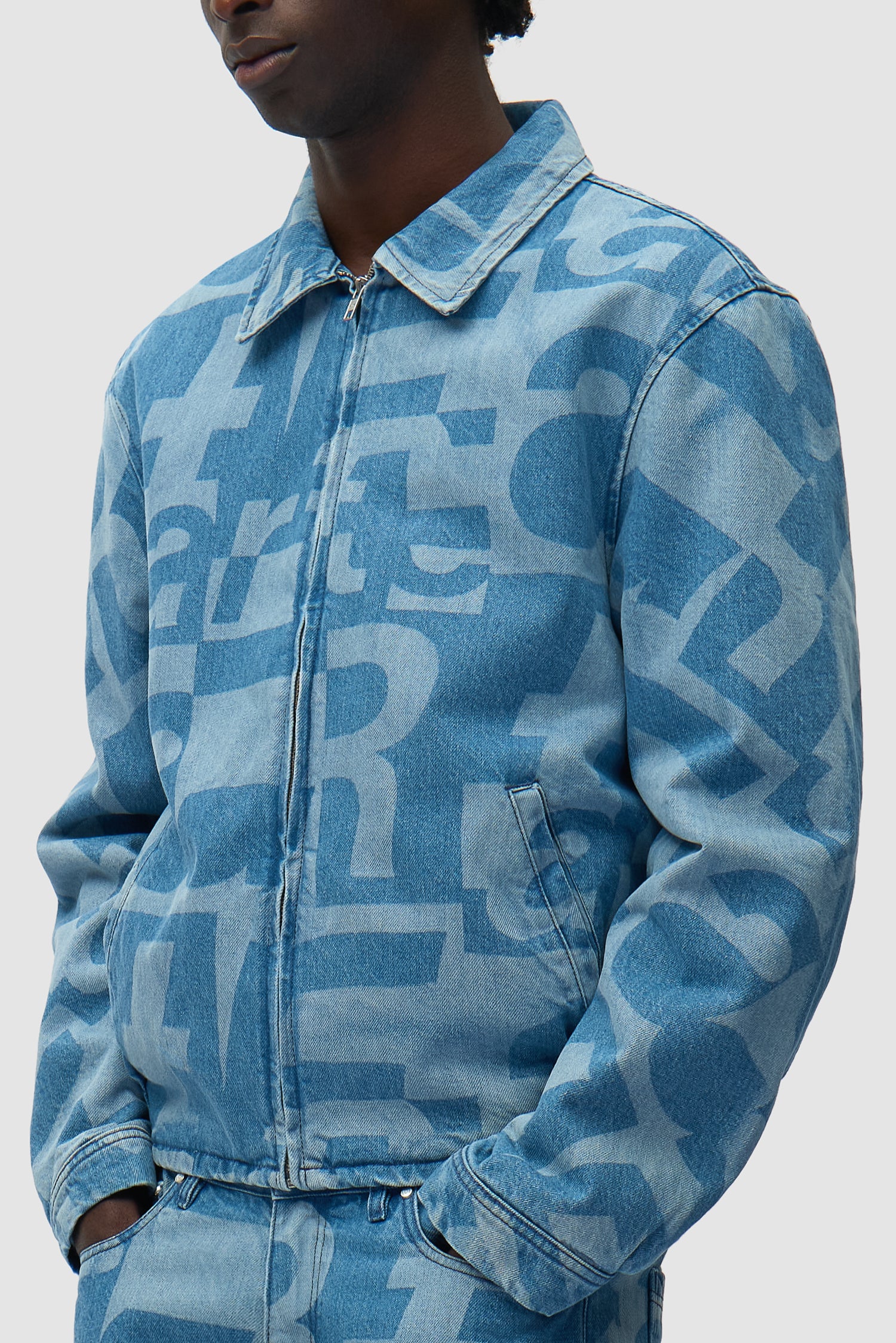 Veste en denim brut portée par un mannequin, vue de profil