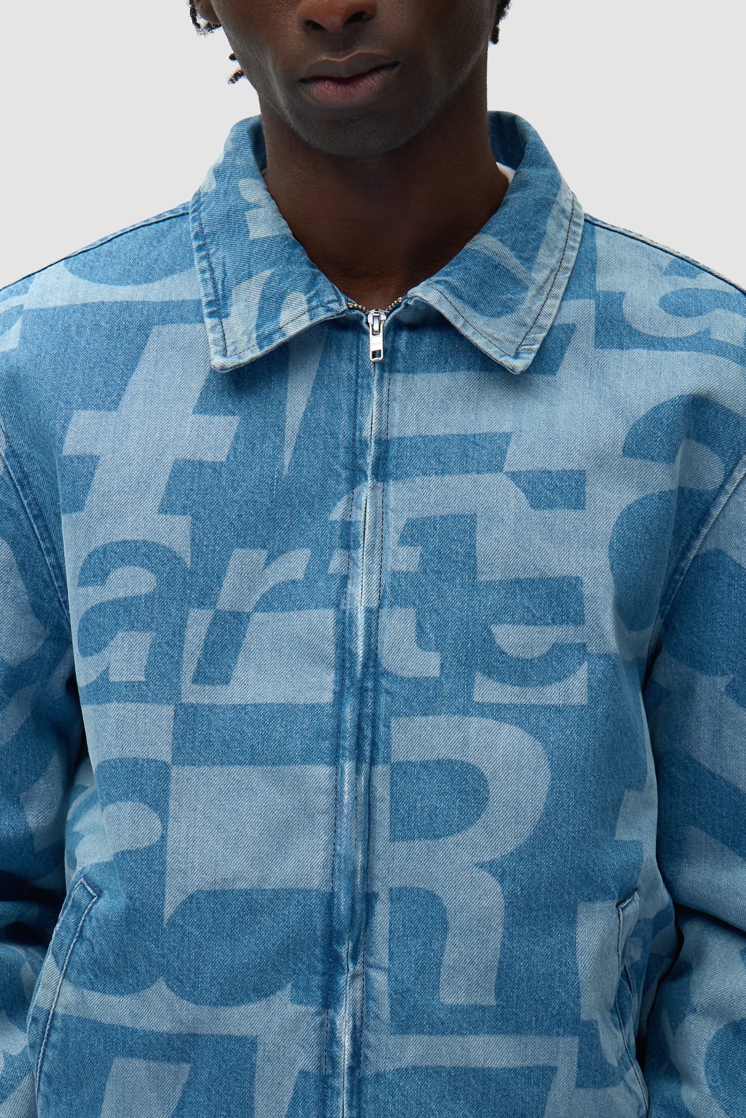 Vue détaillée de la veste en denim brut avec logo