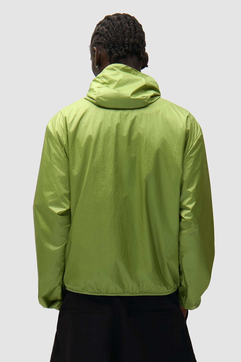 Veste en nylon brillant verte portée par un mannequin, vue de dos à mi-corps