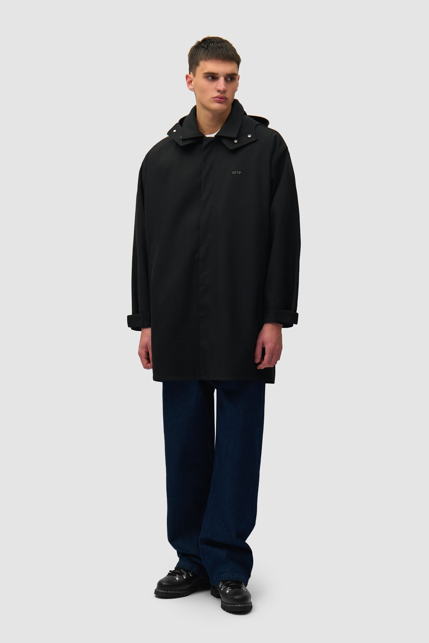 Manteau en lin noir porté par un mannequin, vue de face en pied