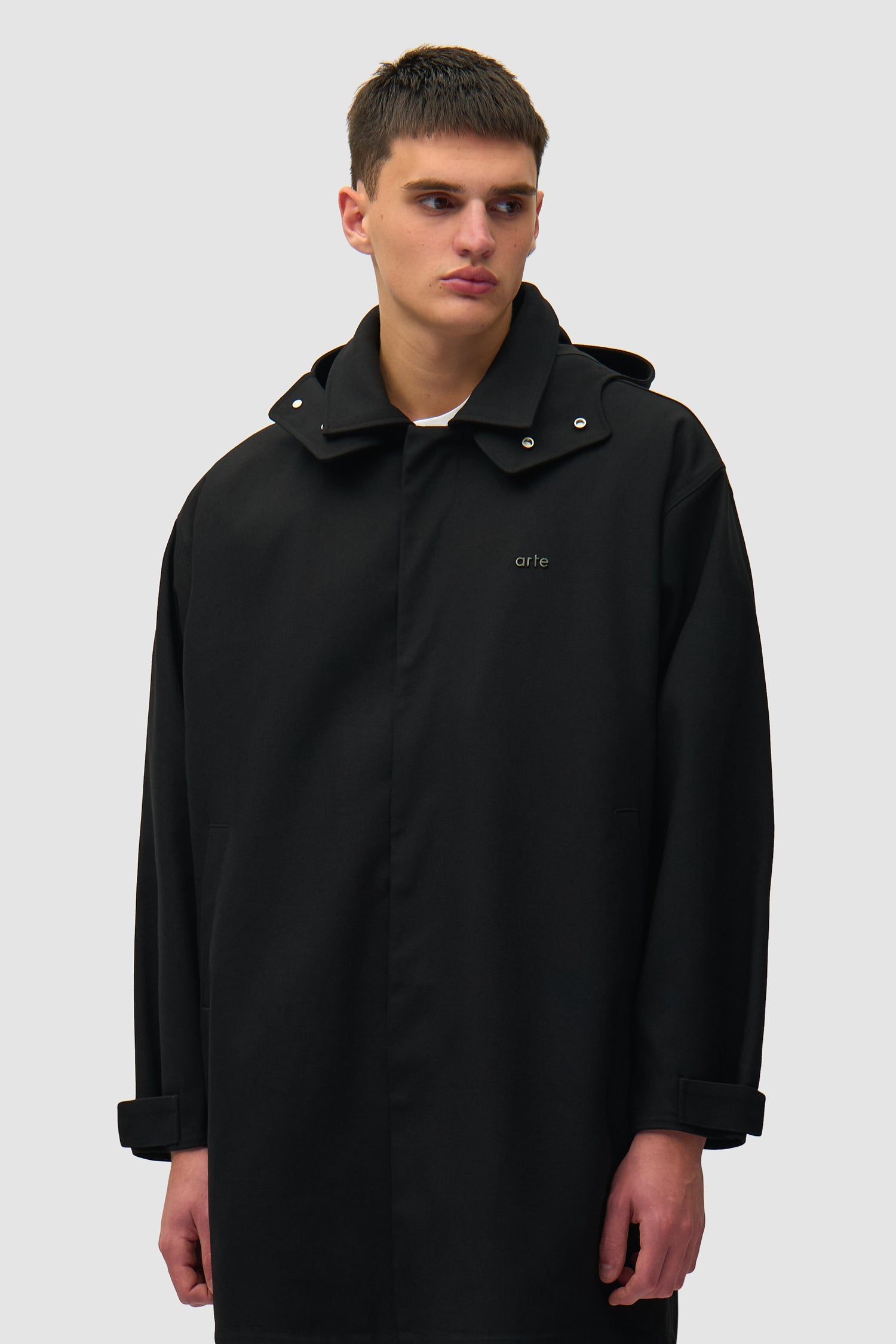 Manteau en lin noir porté par un mannequin, vue de face en demi-corps