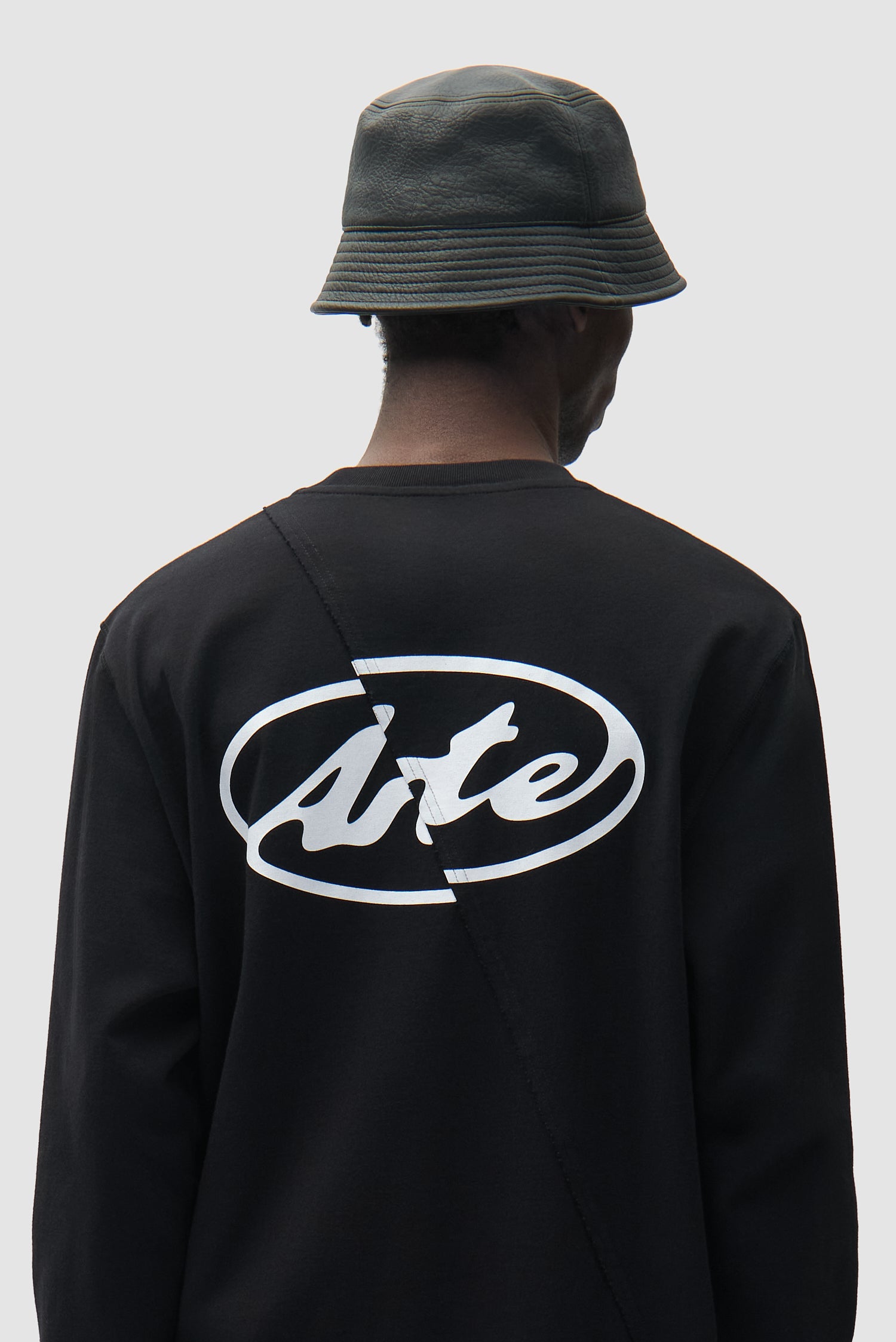 Chapeau bob en cuir PU noir porté par un mannequin, vue de face en pied