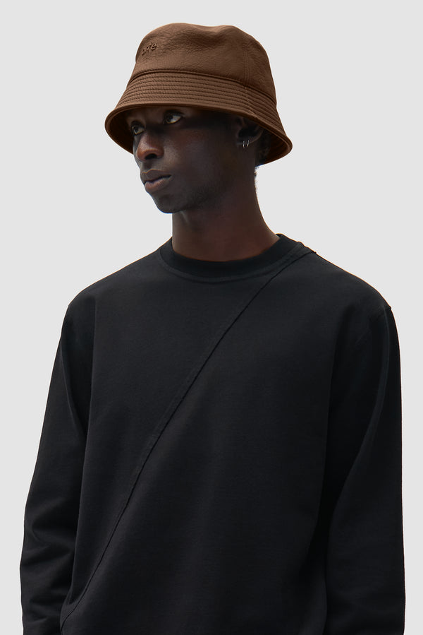 Chapeau bob en cuir PU marron porté par un mannequin, vue de dos à mi-corps