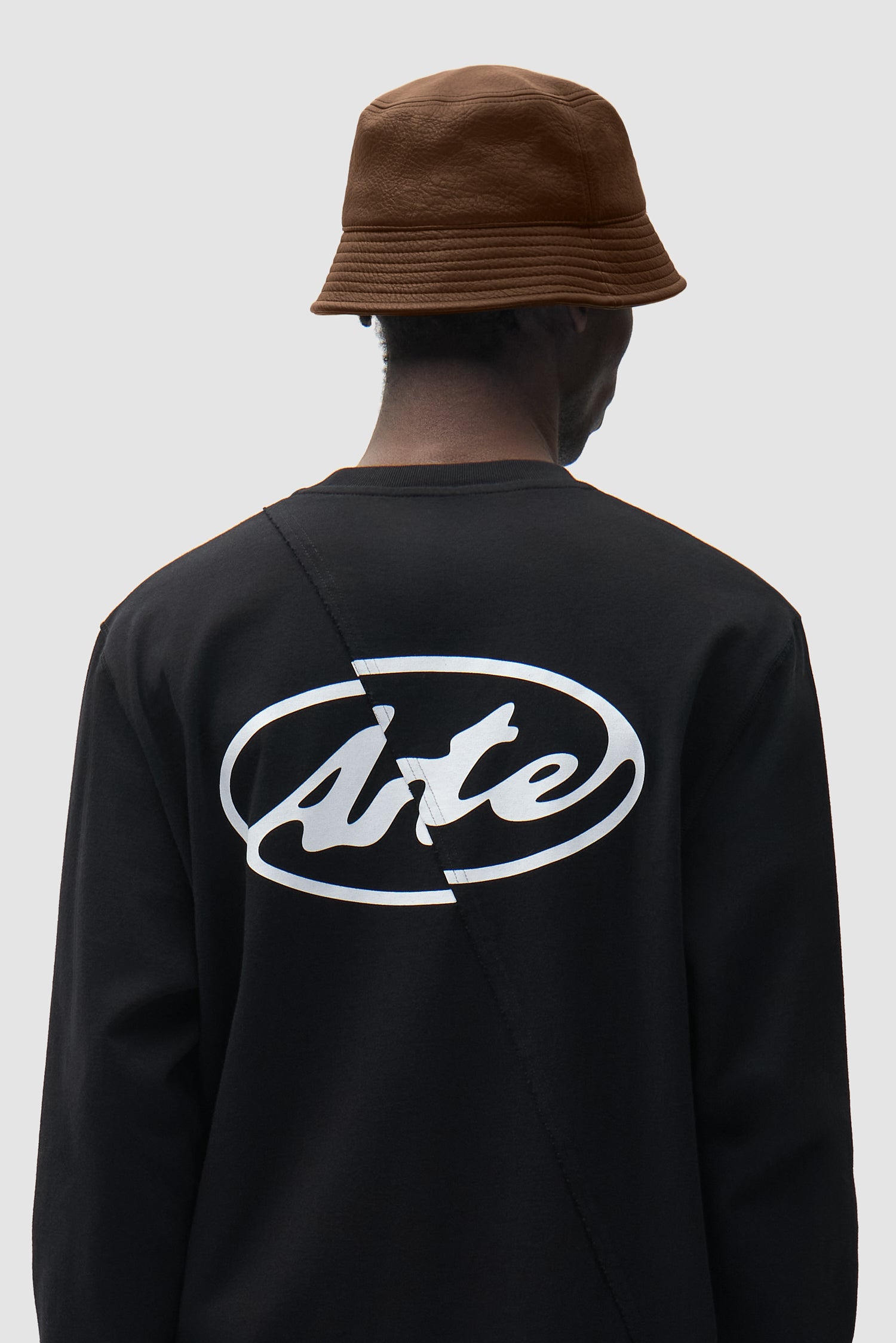 Chapeau bob en cuir PU marron porté par un mannequin, vue de face en pied