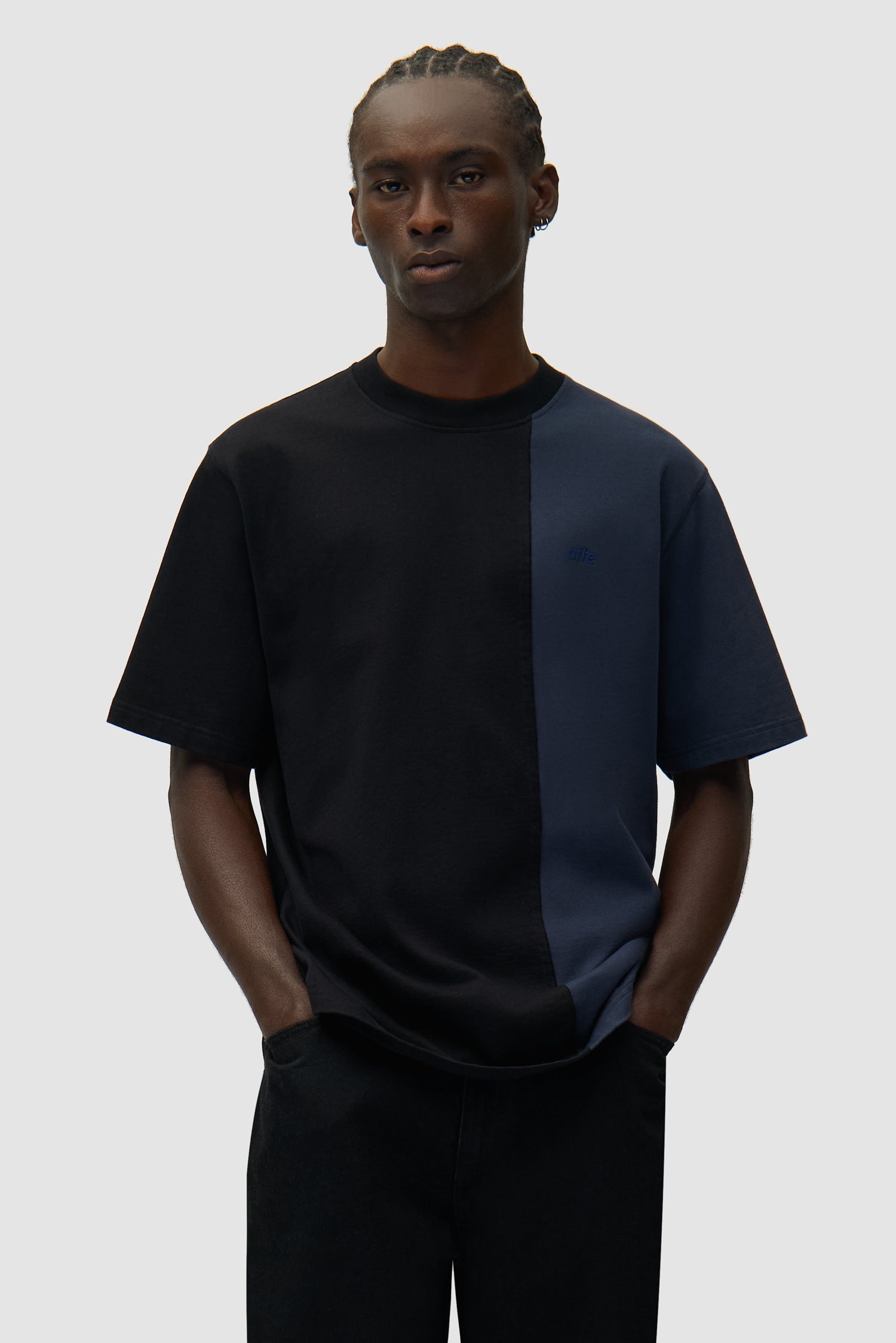 T-shirt bicolore bleu marine/noir porté par un mannequin, vue de face en demi-corps