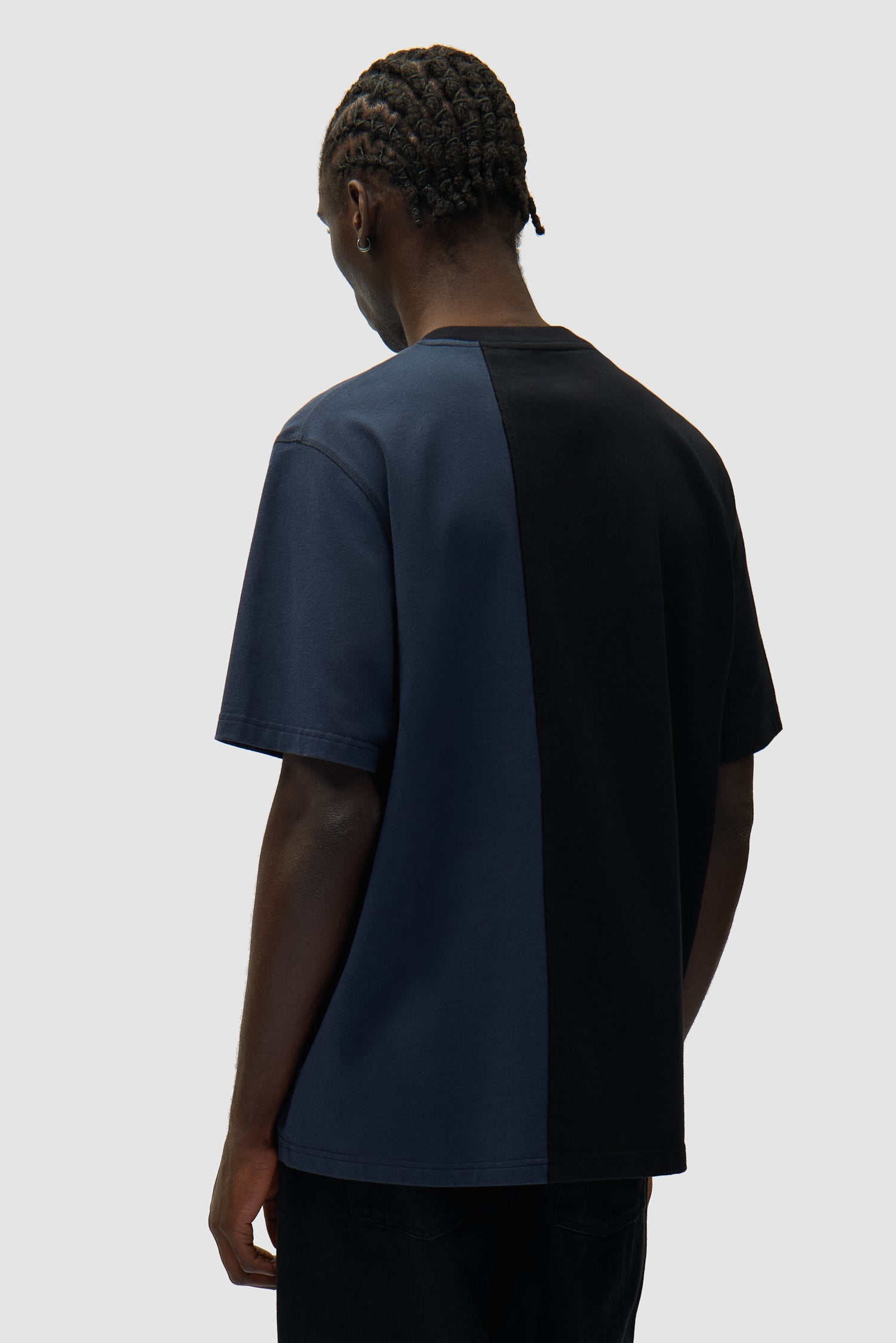 T-shirt bicolore bleu marine/noir porté par un mannequin, vue de dos à mi-corps