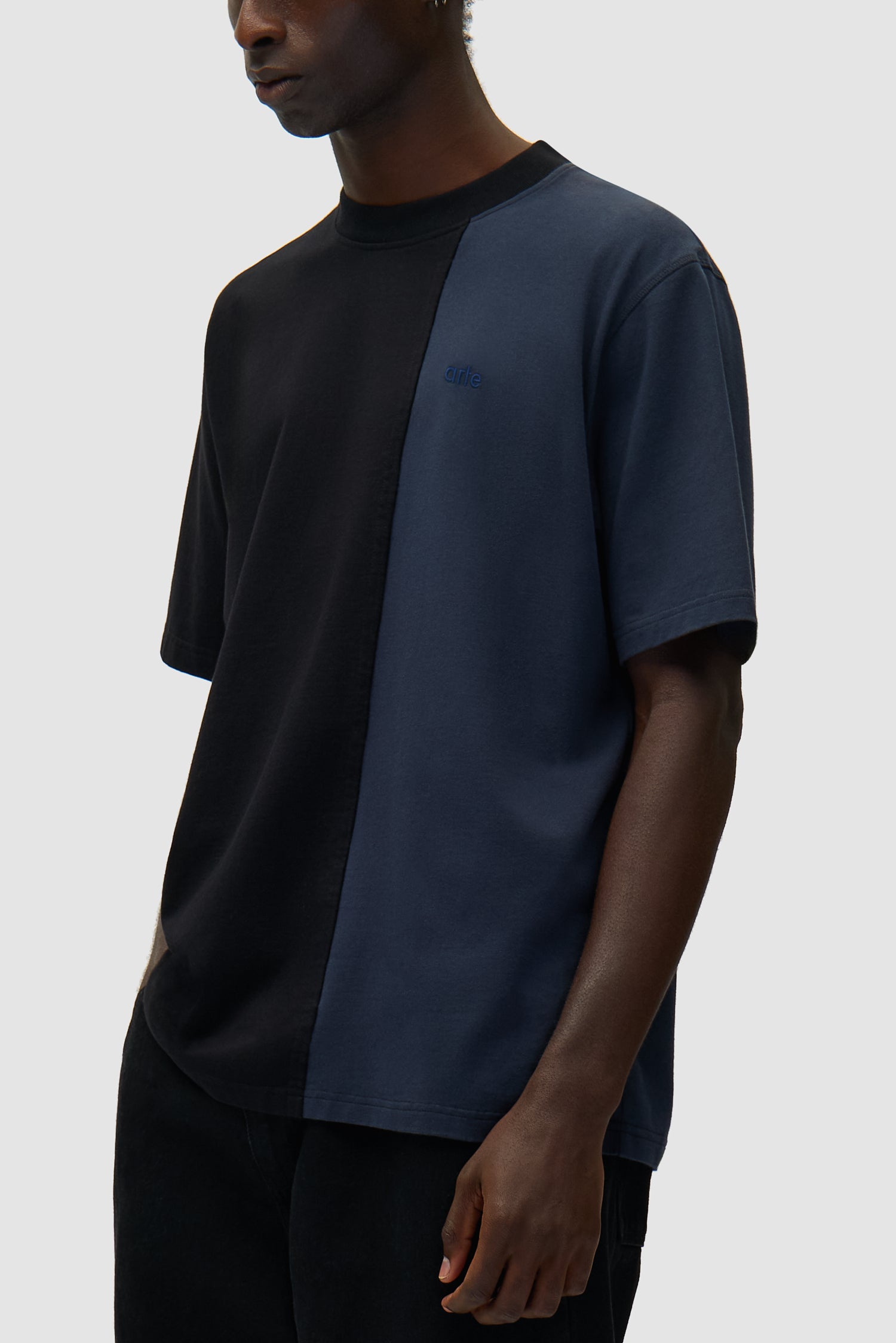 T-shirt bicolore bleu marine/noir porté par un mannequin, vue détaillée du haut du corps