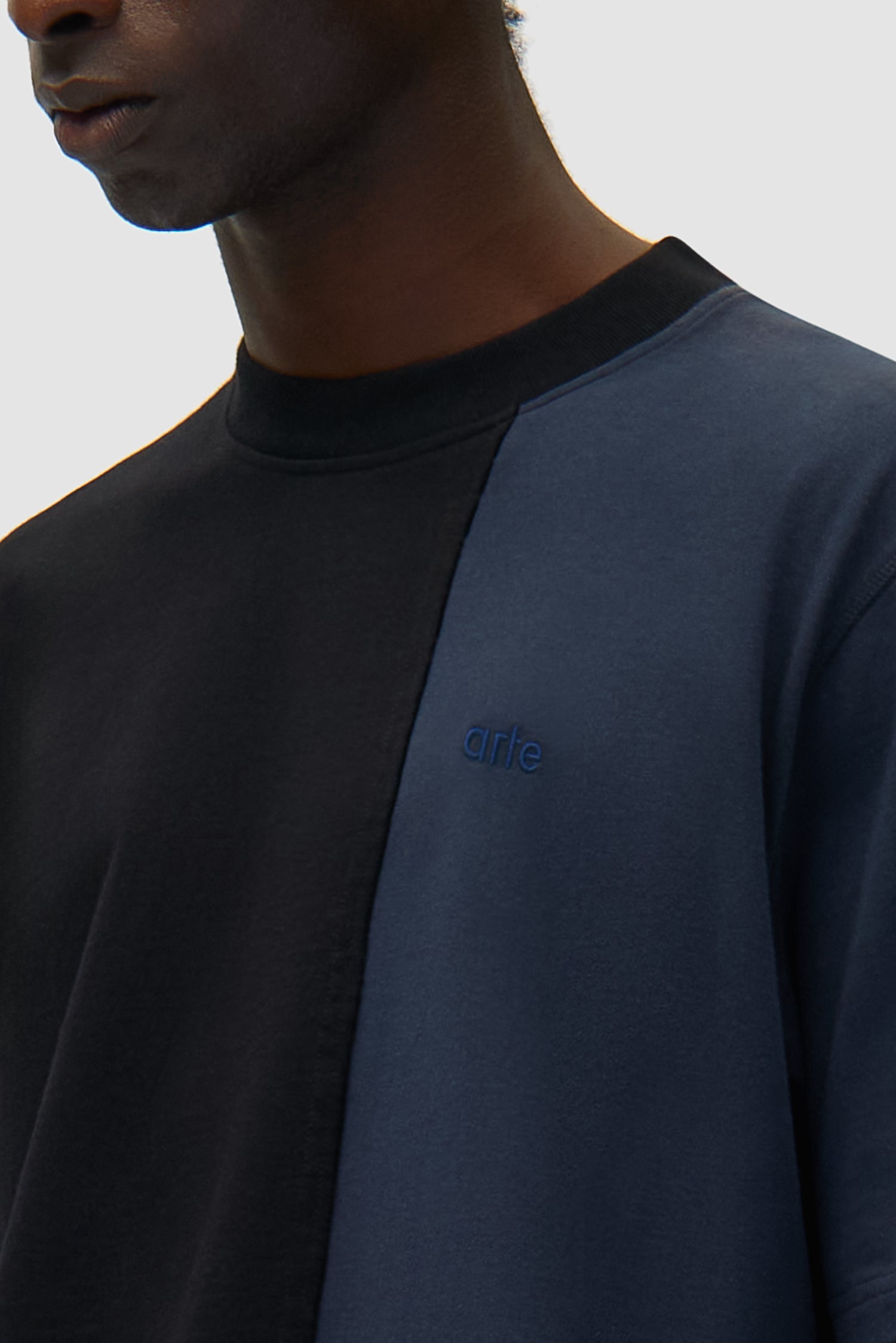 Vue détaillée du t-shirt Duo Colour bleu marine/noir, avec logo sur le devant